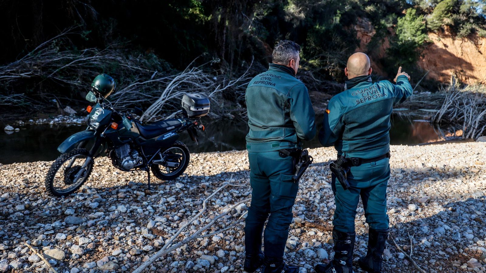 Efectius de la Guàrdia Civil cerquen una de les persones desaparegudes en la dana a Pedralba