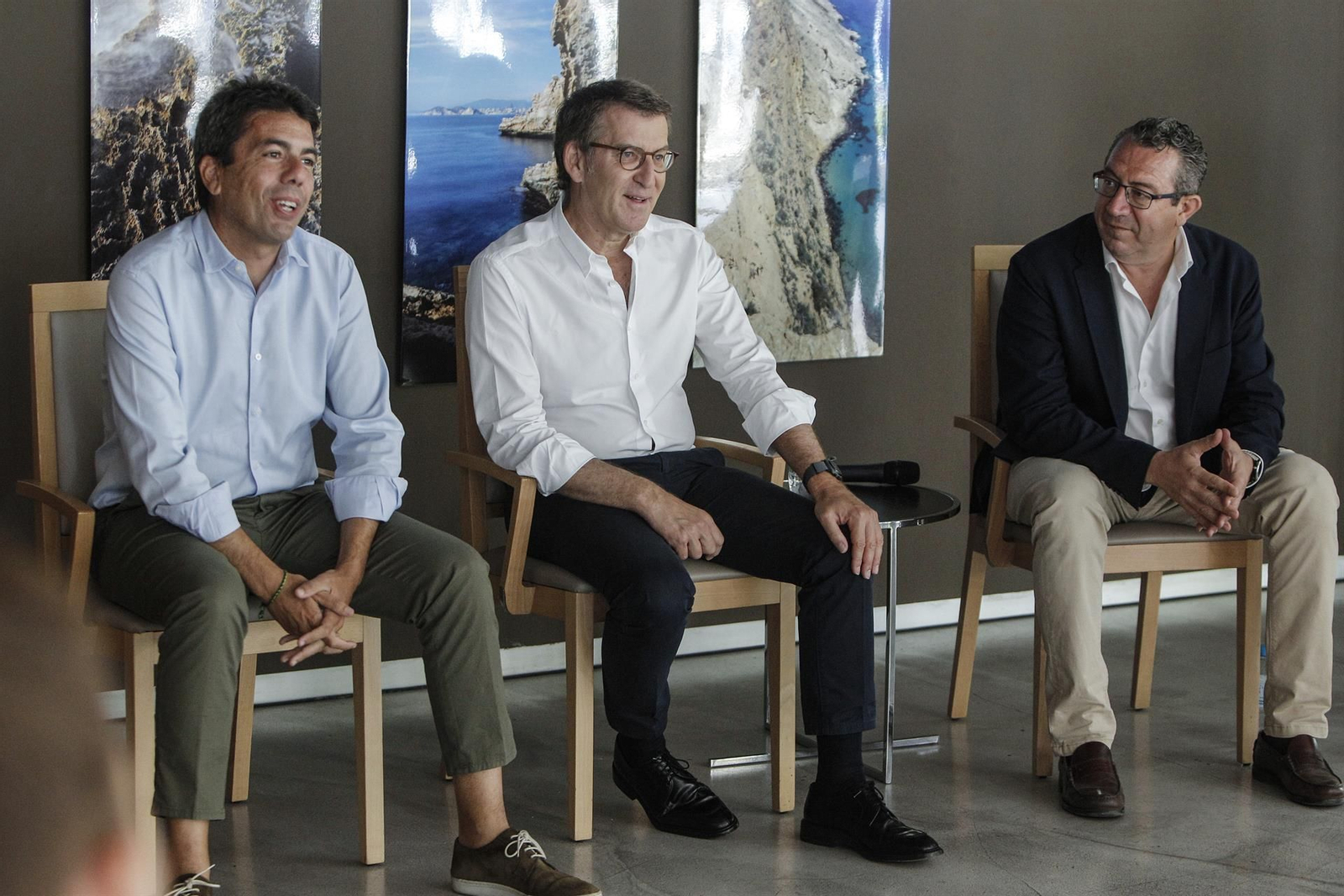 El president del PPCV Carlos Mazón (esquerra) i l'alcalde de Benidorm Toni Pérez (dreta) acompanyen el president nacional del PP, Alberto Núñez Feijoó (centre)