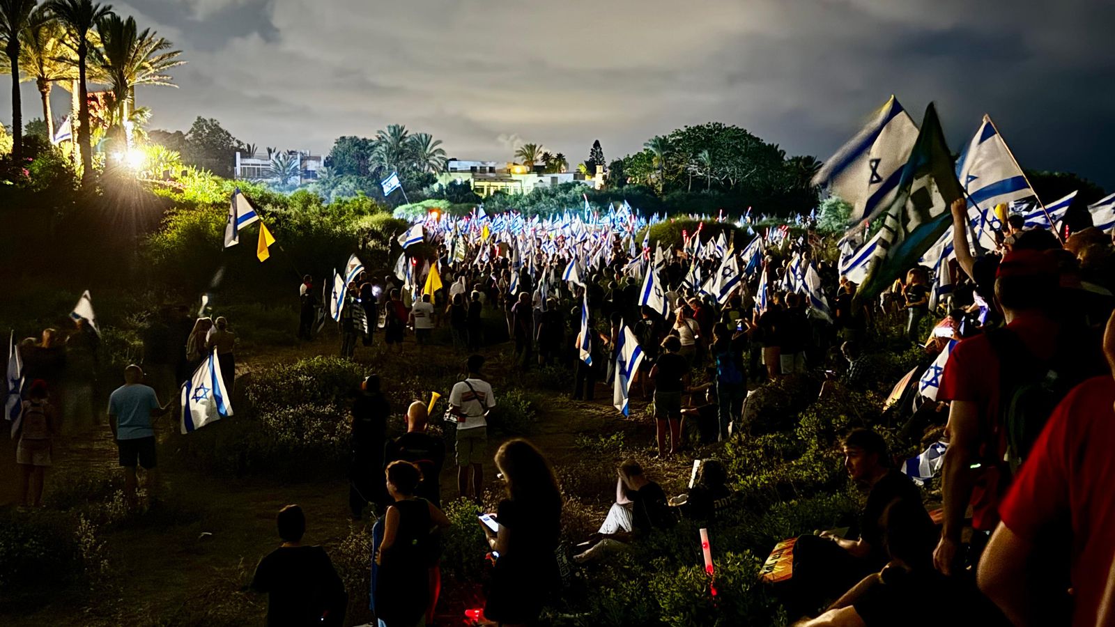 Manifestants protesten a les portes de la residència de Benjamin Netanyahu a Jerusalem Manifestants protesten a les portes de la residència de Benjamin Netanyahu a Jerusalem