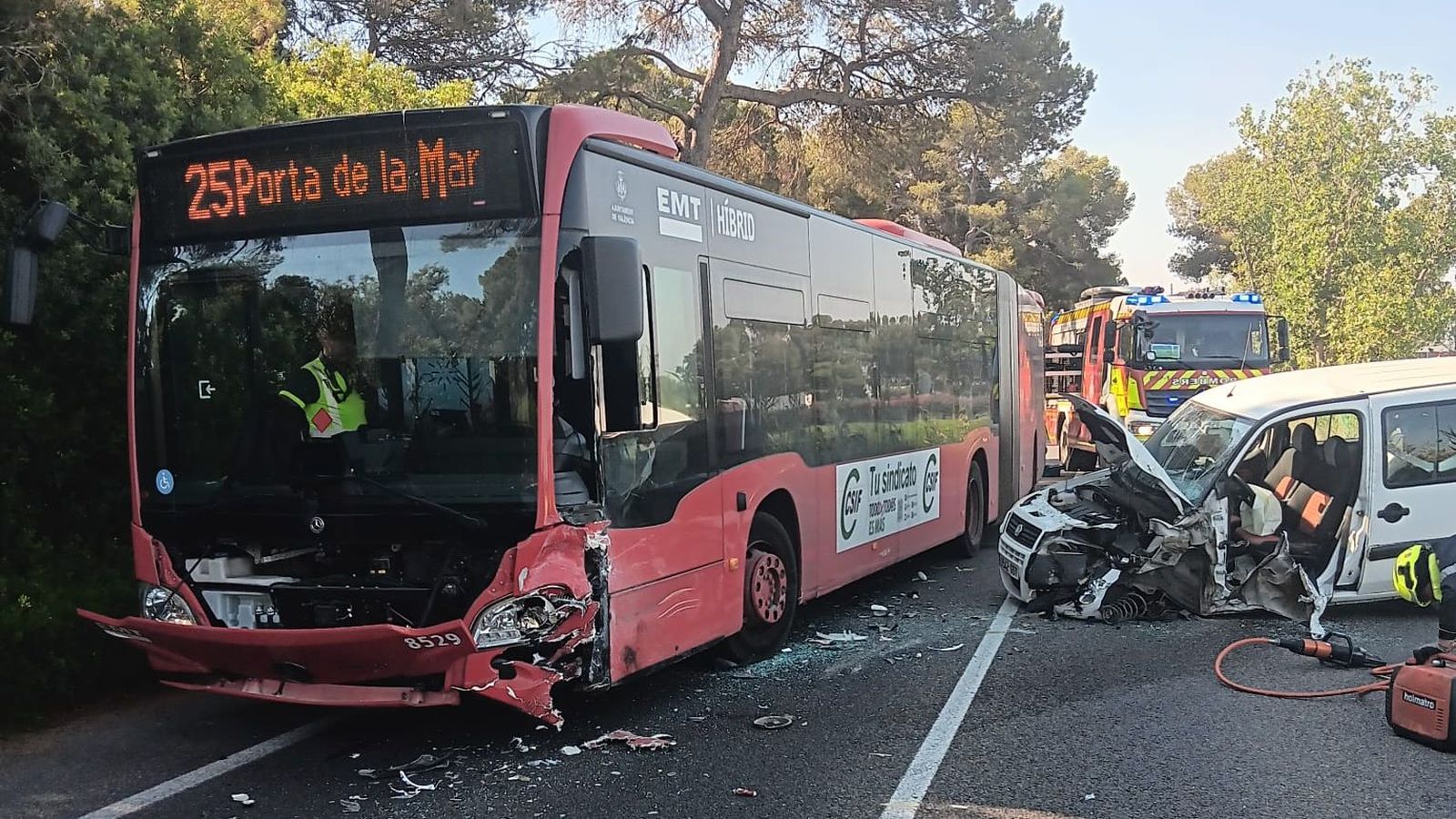Xoc entre un vehicle i l'autobús de l'EMT, a la CV-500
