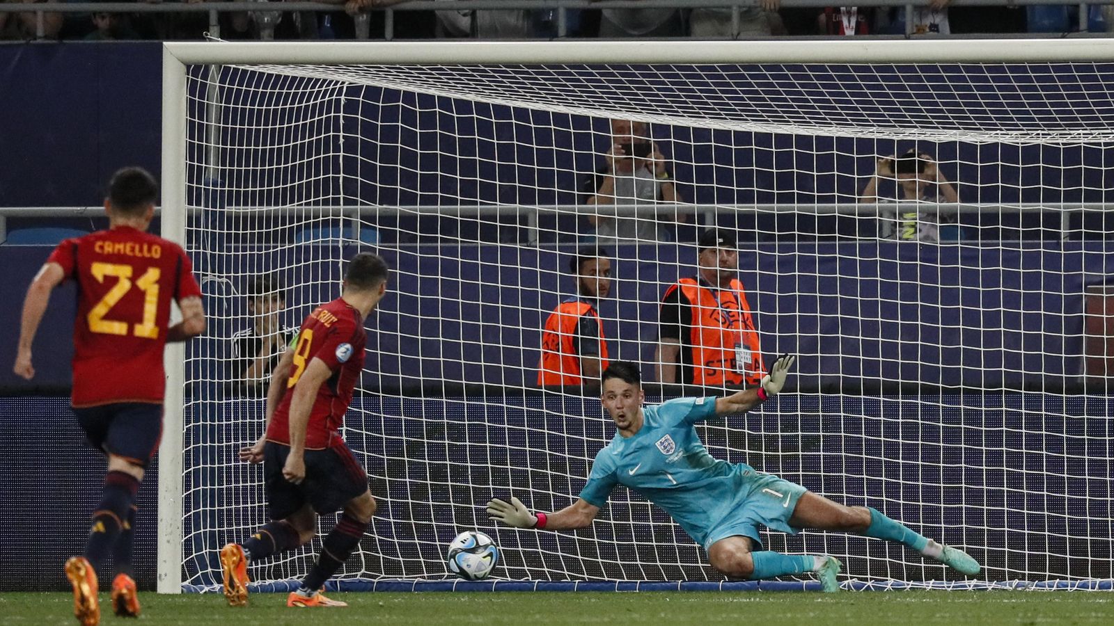 El porter anglés ha endevinat la direcció del xut d'Abel Ruiz