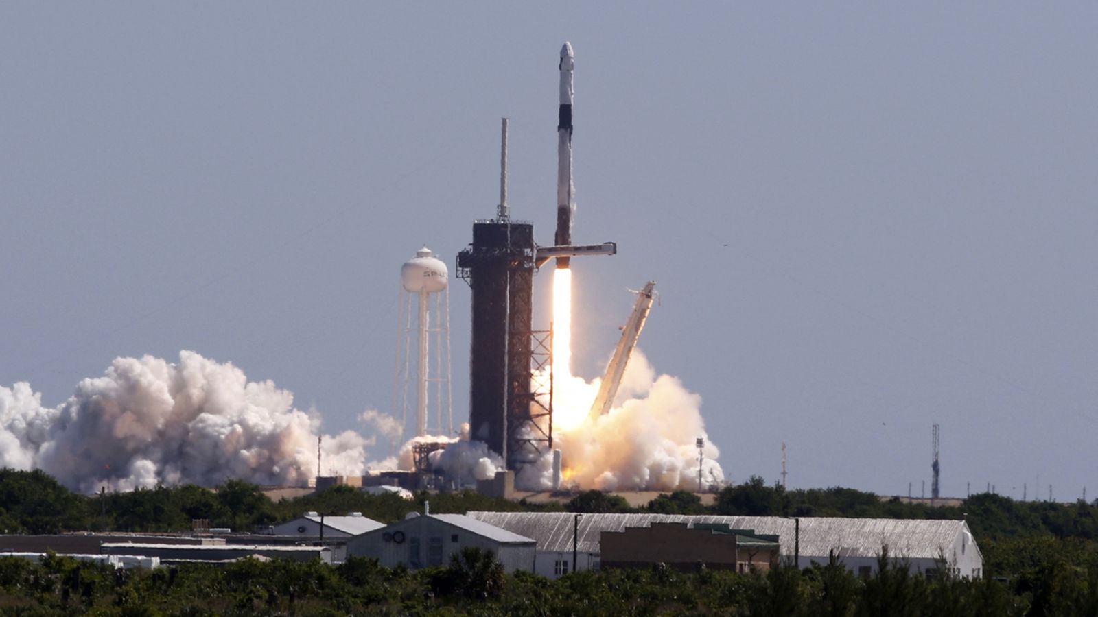 S'enlaira amb èxit la primera missió privada espacial a l'Estació Espacial Internacional