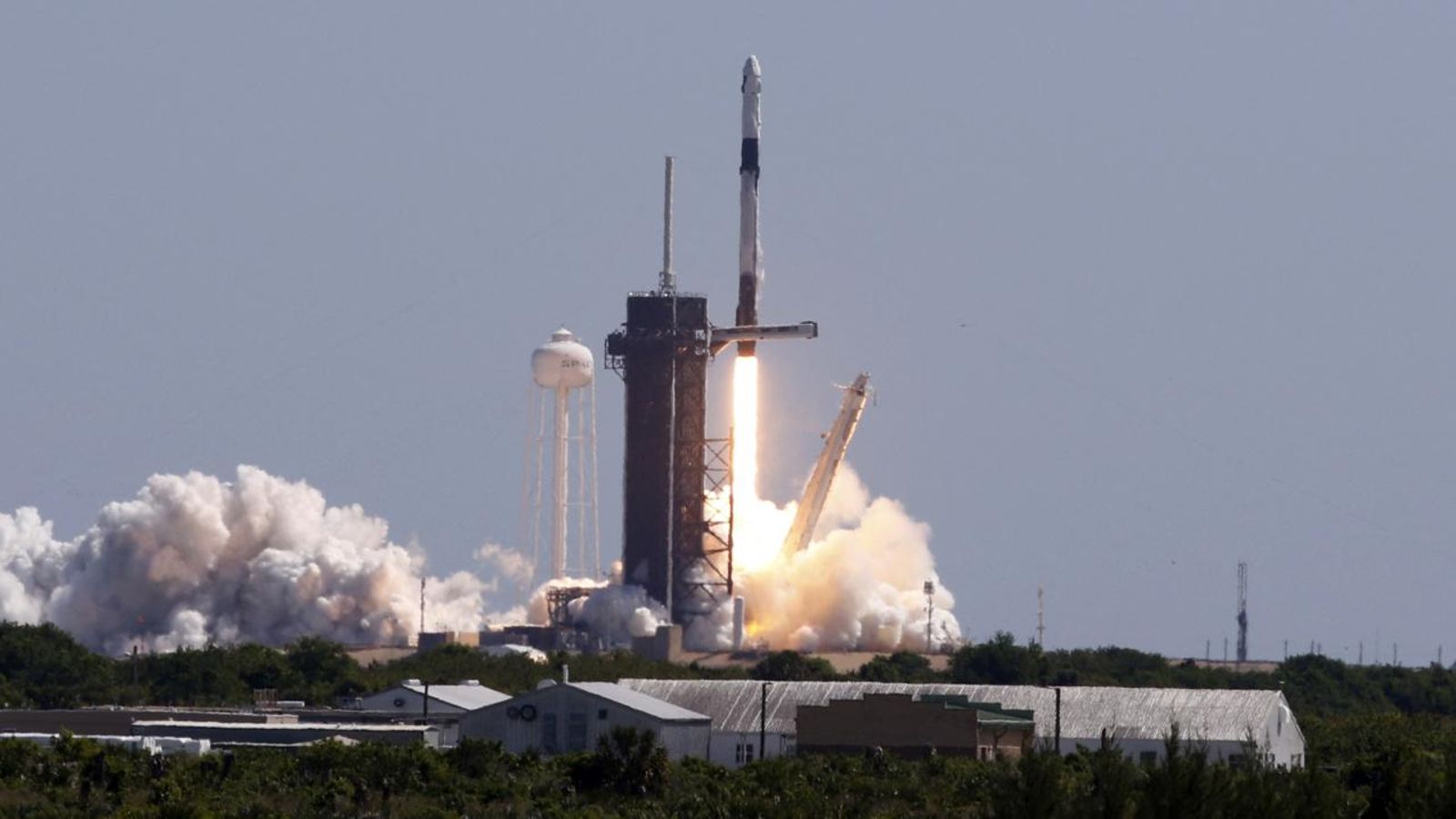 S'enlaira amb èxit la primera missió privada espacial a l'Estació Espacial Internacional