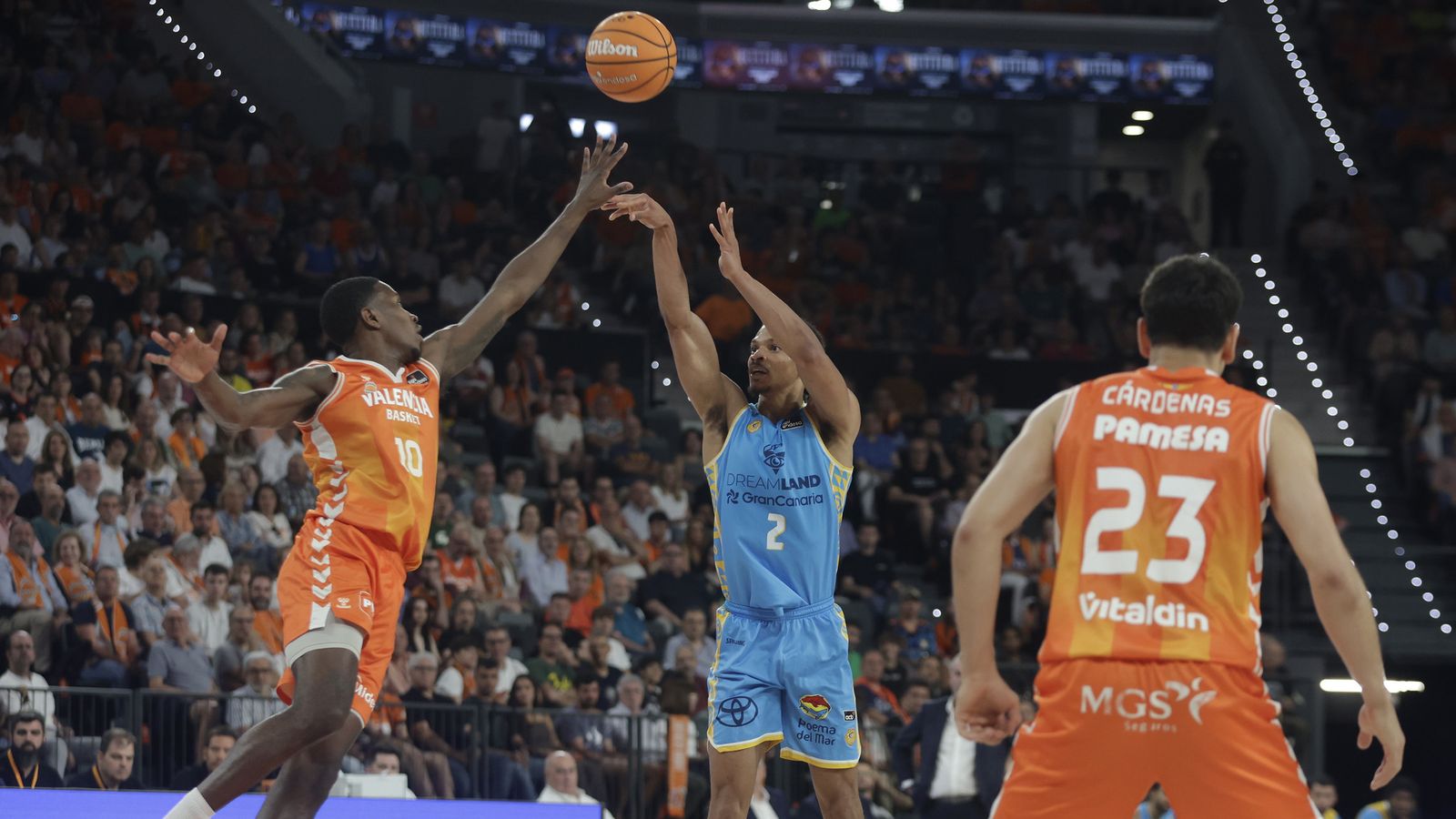 Omari Moore intenta fer un tap a un llançament del Gran Canària