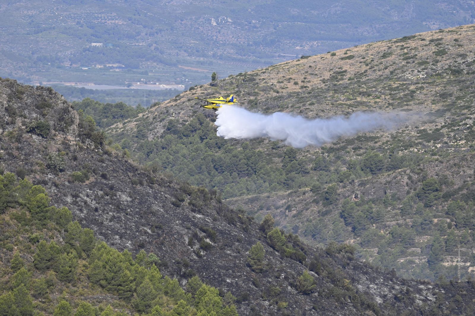 Els mitjans aeris s'incorporen a les tasques d'extinció a Soneja, este dilluns