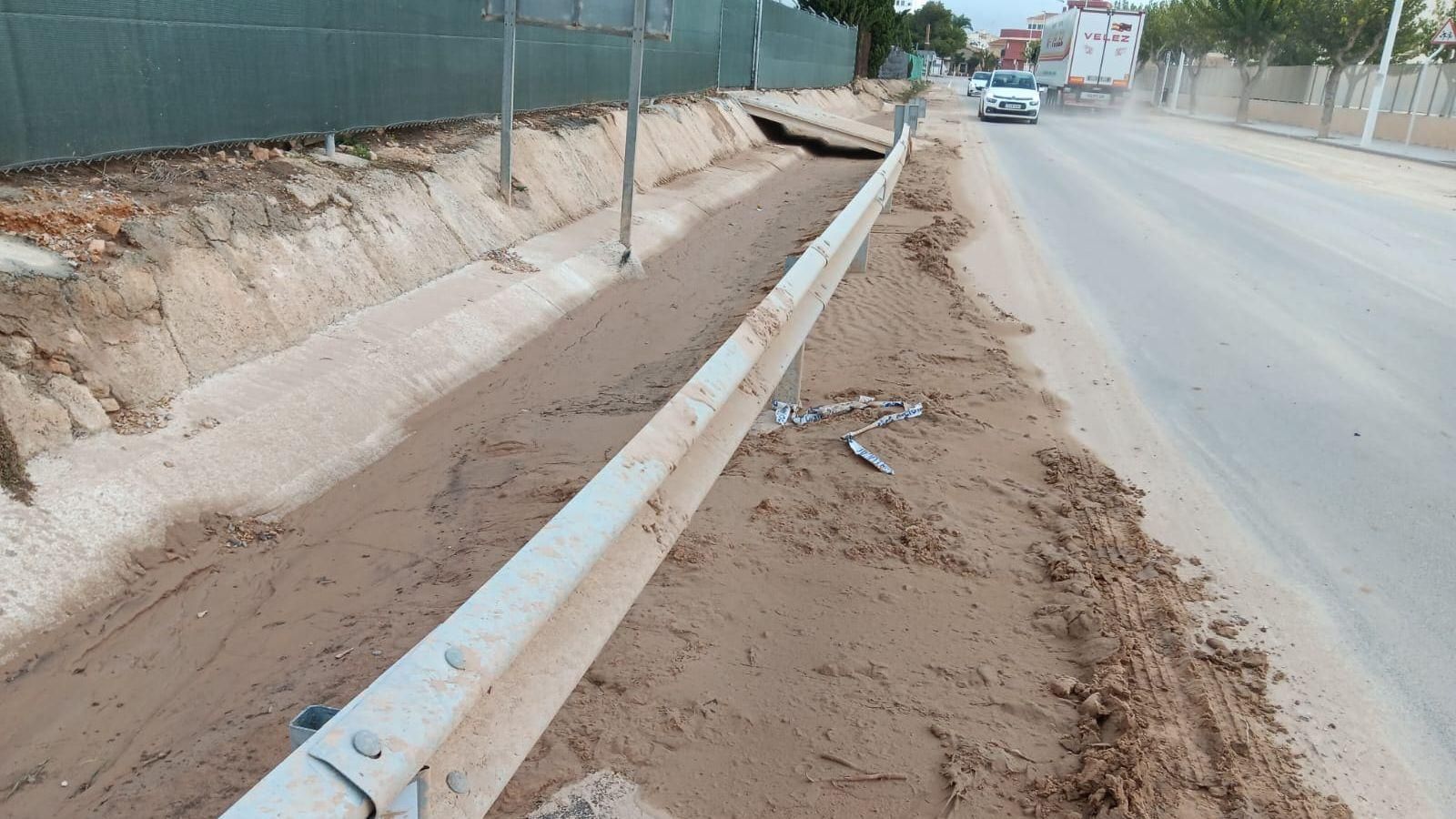 Un carrer de Pilar de la Horadada amb les restes de fang l'endemà de la tromba d'aigua que va caure fa un parell de setmanes al Baix Segura
