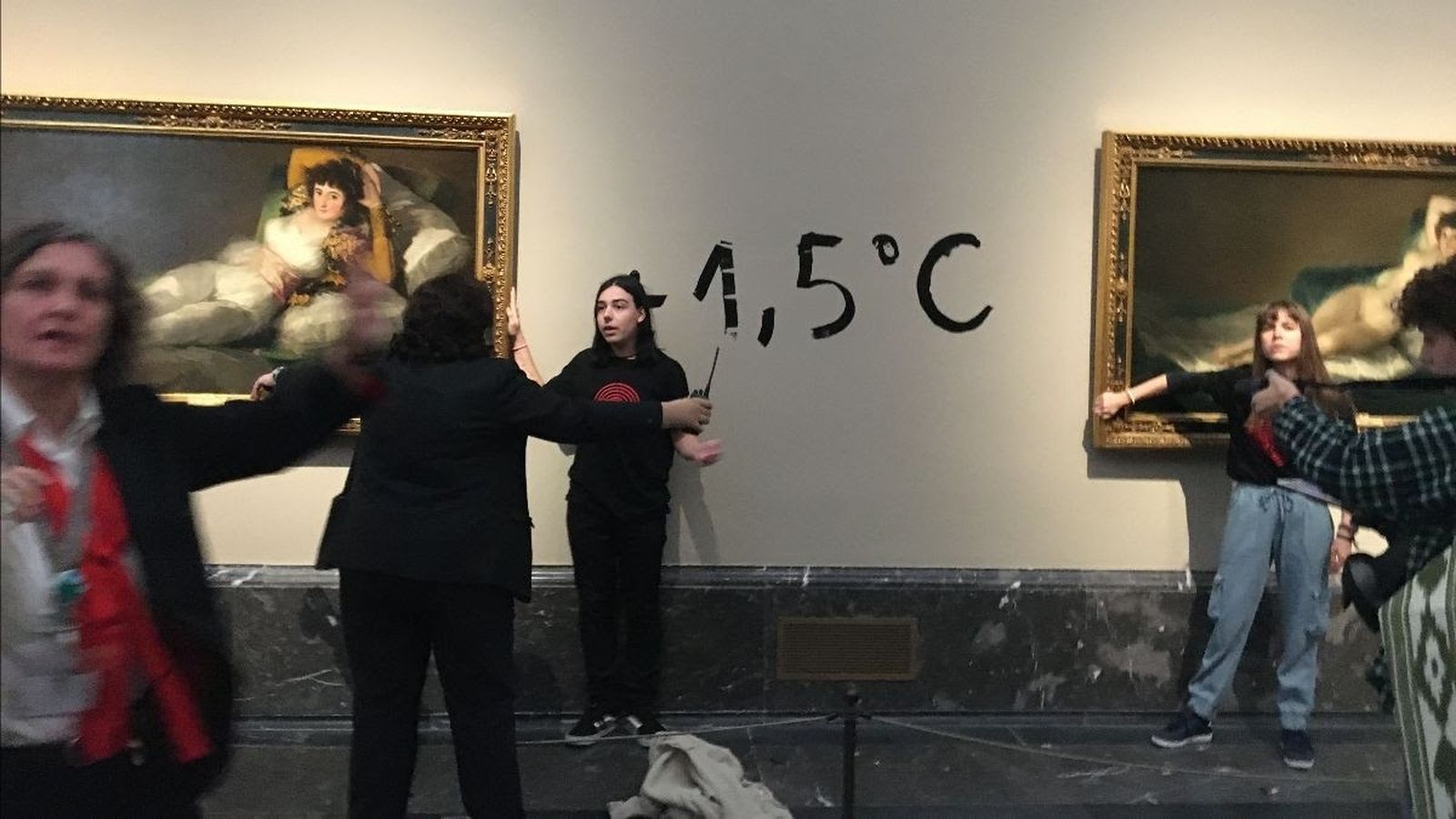 En imatge, dues activistes de Futur Vegetal apegades als quadres de les Majes de Goya al museu del Prado al novembre de 2022
