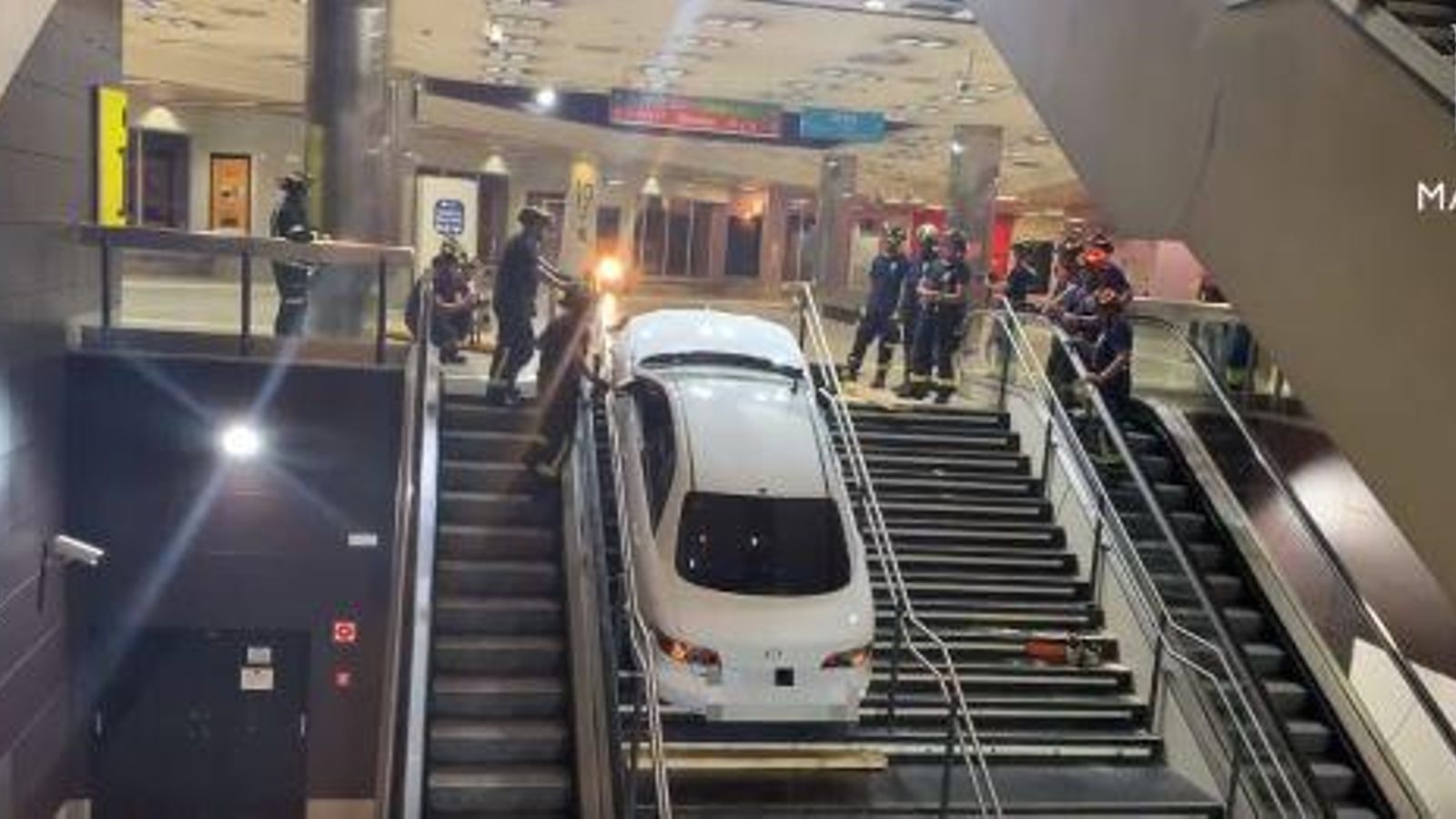 Imatge del cotxe robat atrapat a les escales del Metro de Madrid