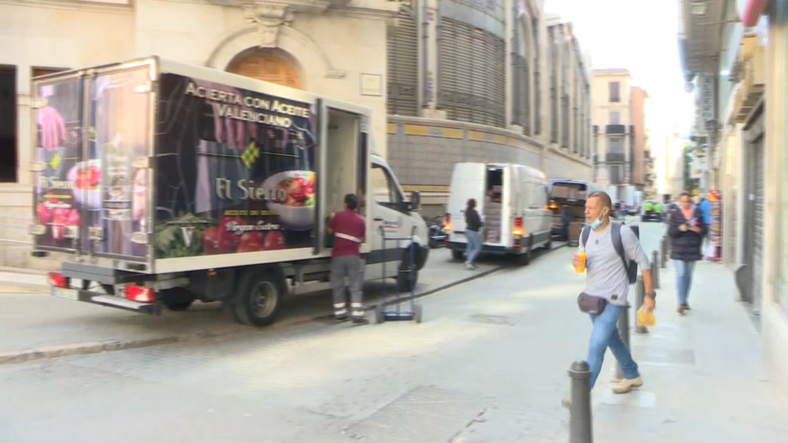 Els camions tenen que sortejar carrers estrets per arribar