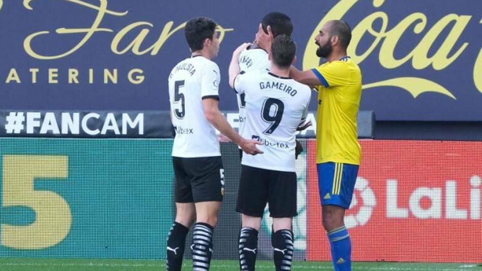 Un jugador del Cadis intenta tranquil·litzar Diakhaby durant el partit al Carranza