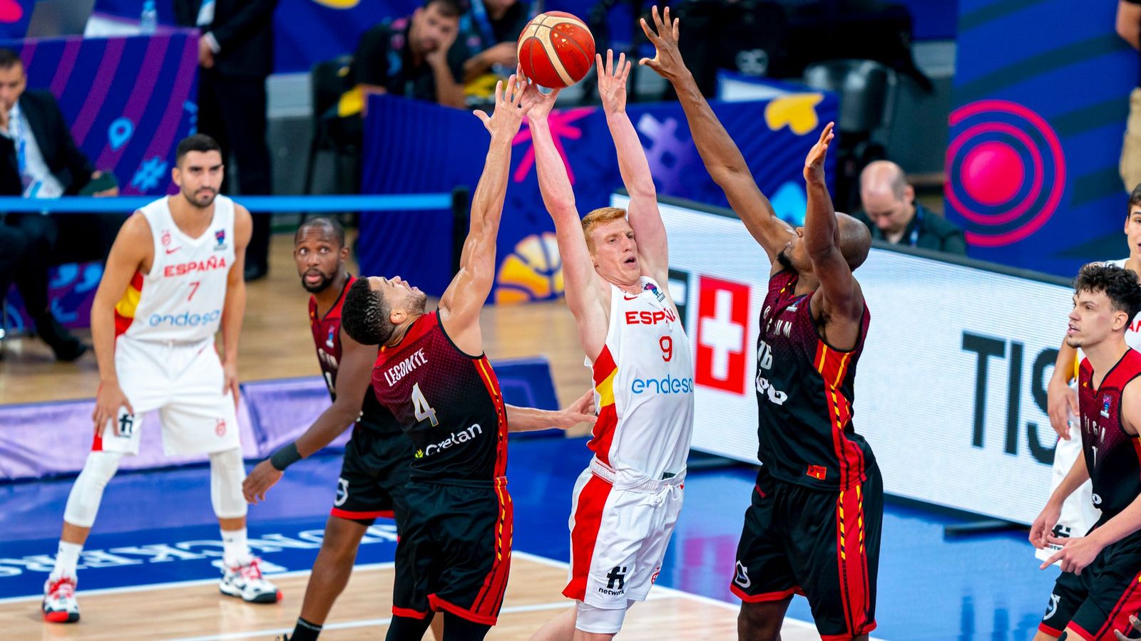 Alberto Díaz lluita per un rebot