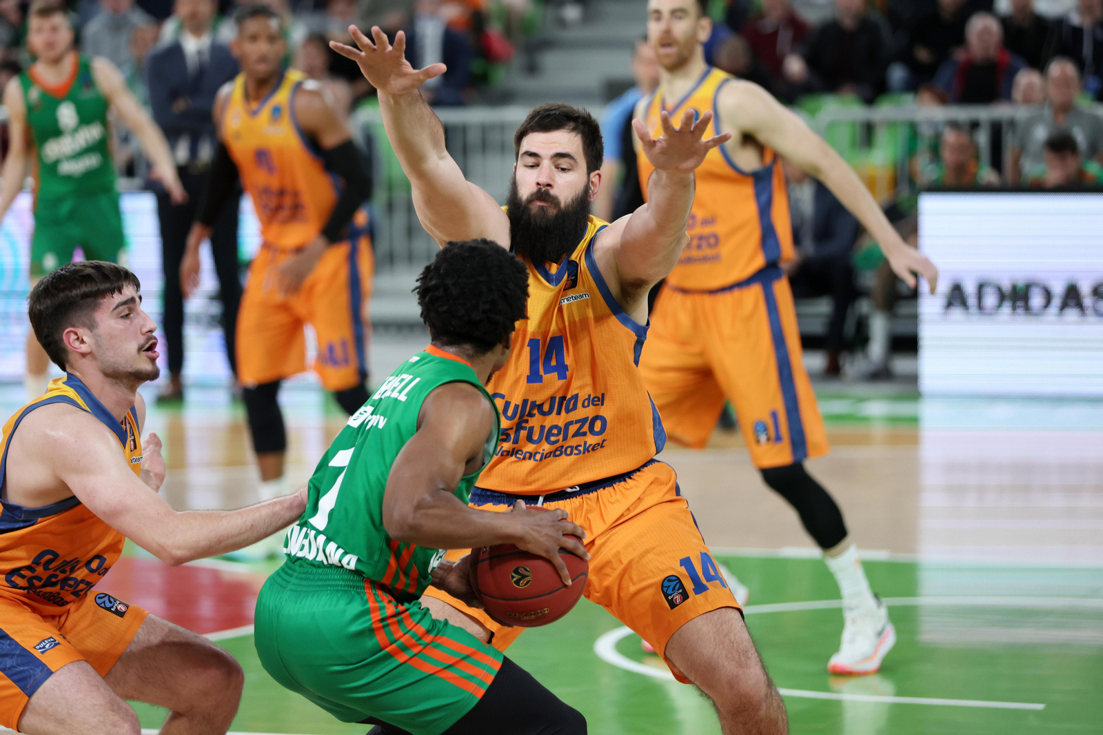 Duel entre el València Basket i el Cedevita a l'Arena Stozice
