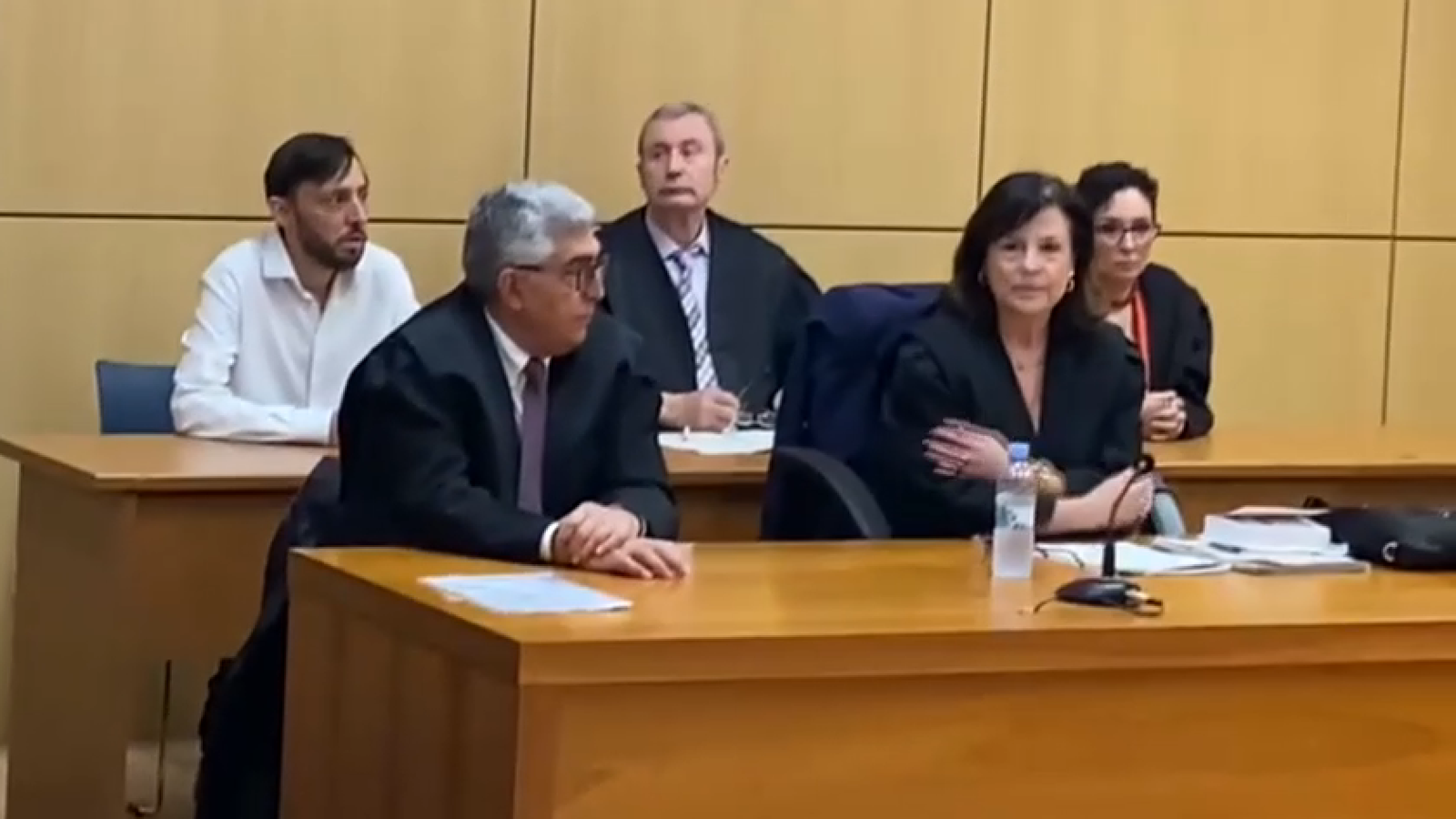 Alberto Luján, darrere a l'esquerra, durant el juí a València