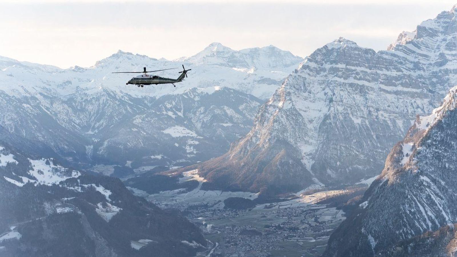 Un helicòpter sobrevola els Alps suïssos
