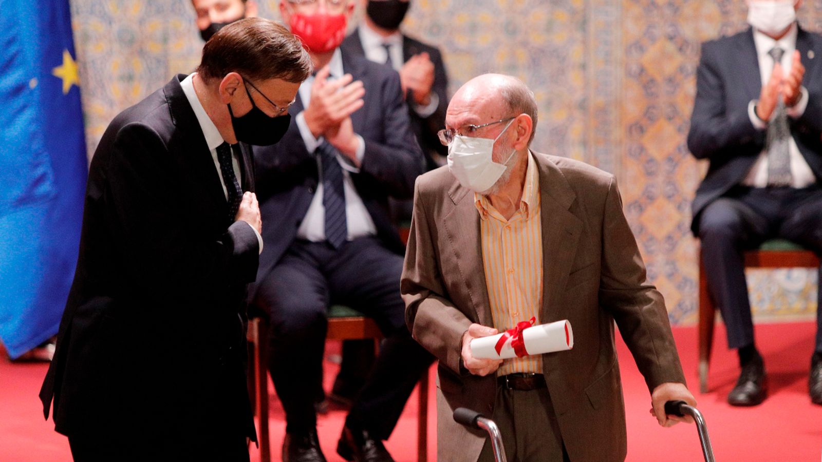 El president de la Generalitat, Ximo Puig, saluda al poeta Marc Granell, durant l'acte de lliurament de les distincions de la Generalitat