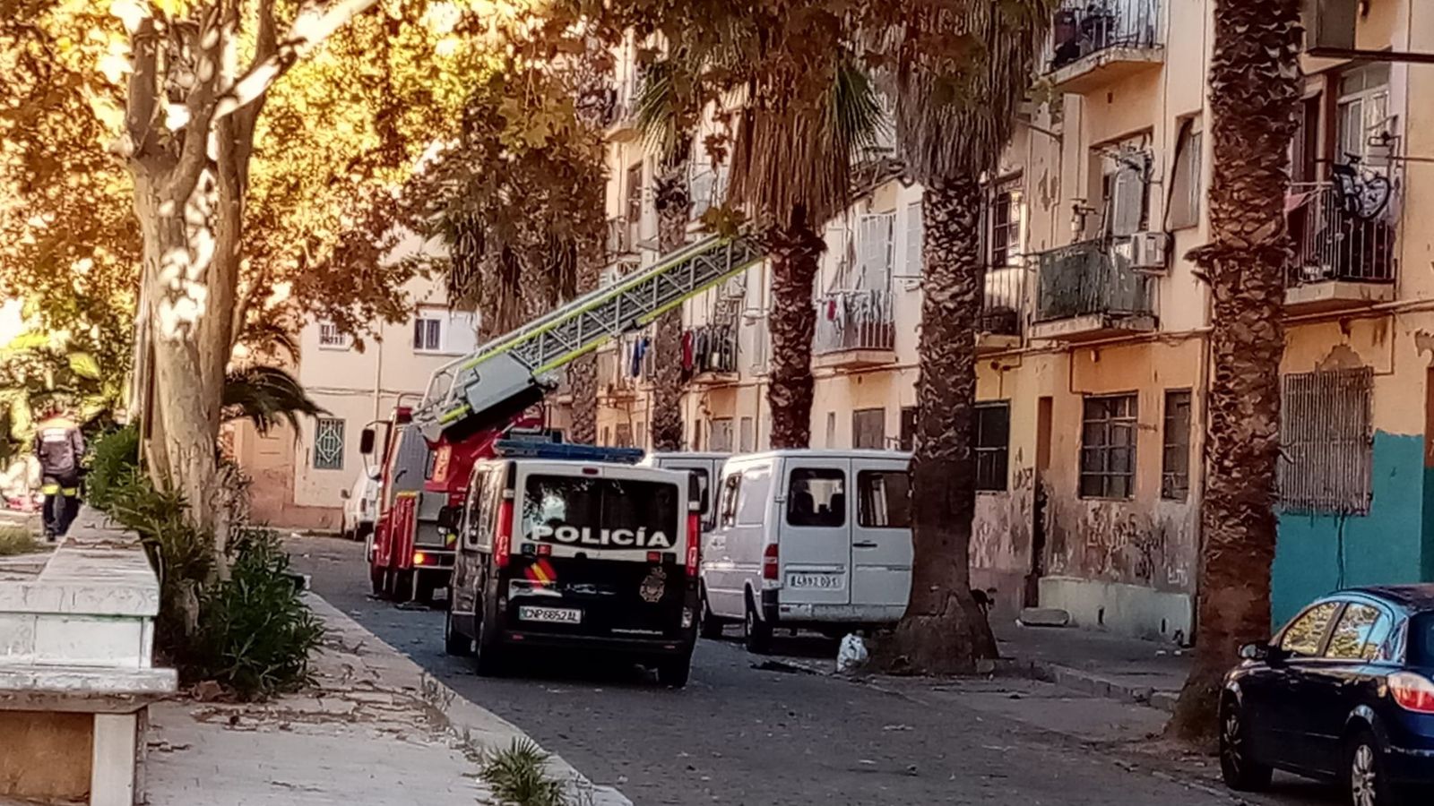 En imatge, el camió de bombers acompanyat del furgó de la Policia Nacional durant la maniobra