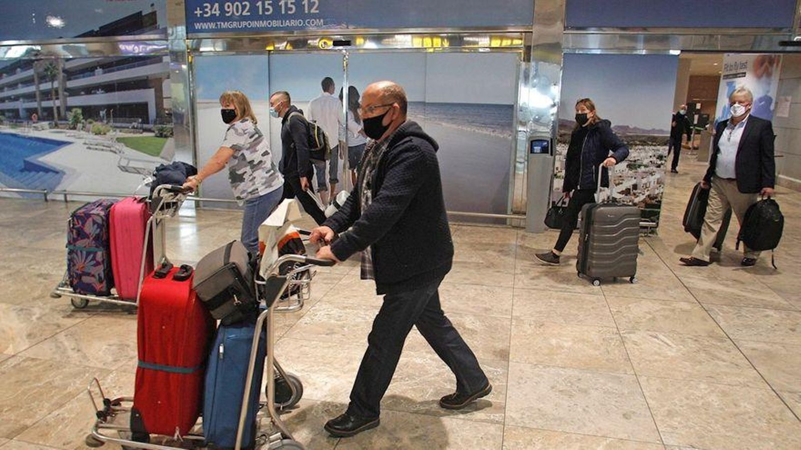 Un grup de viatgers arriba a l'aeroport