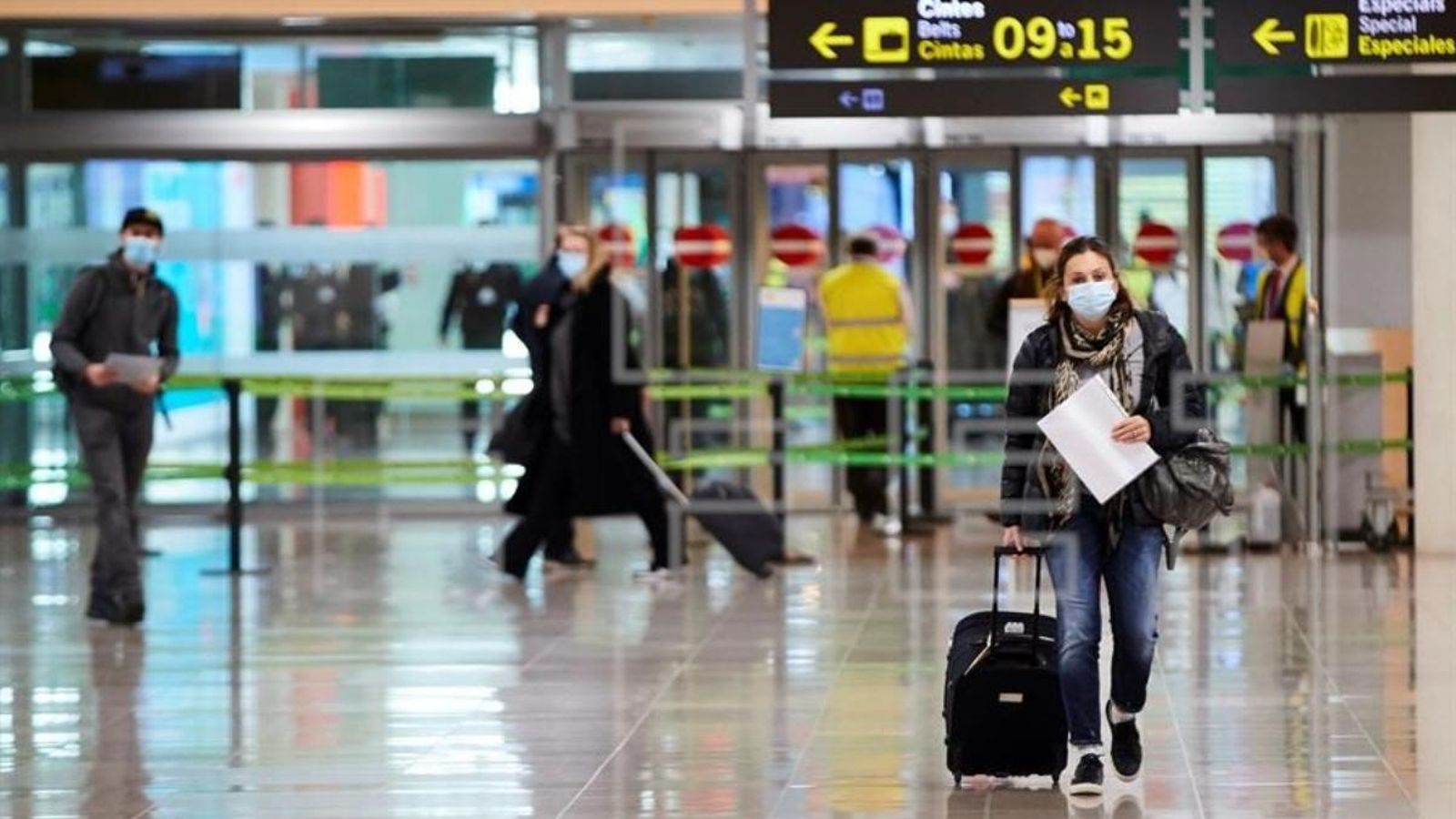 Una viatgera arribant a l'aeroport