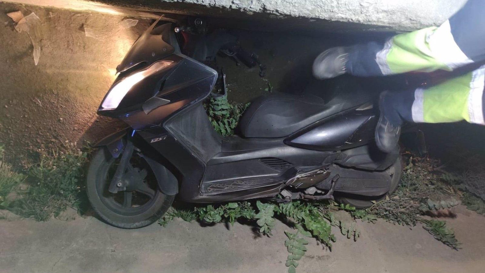 Imatge del vehicle en què el pare i el fill han caigut a la séquia