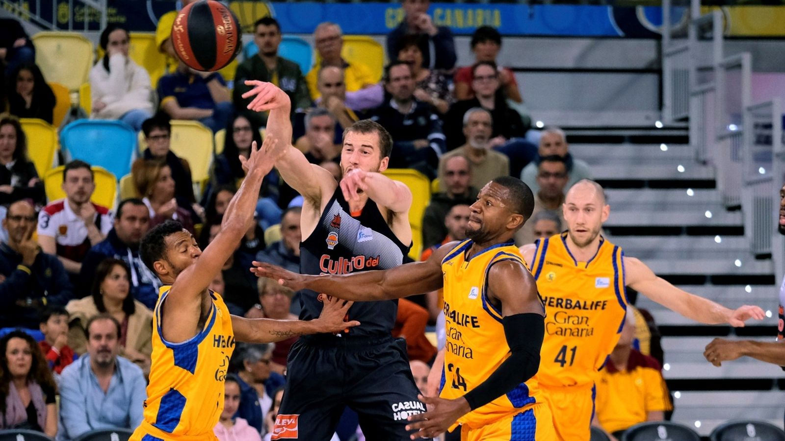 Matt Thomas passa la pilota superant un doble marcatge