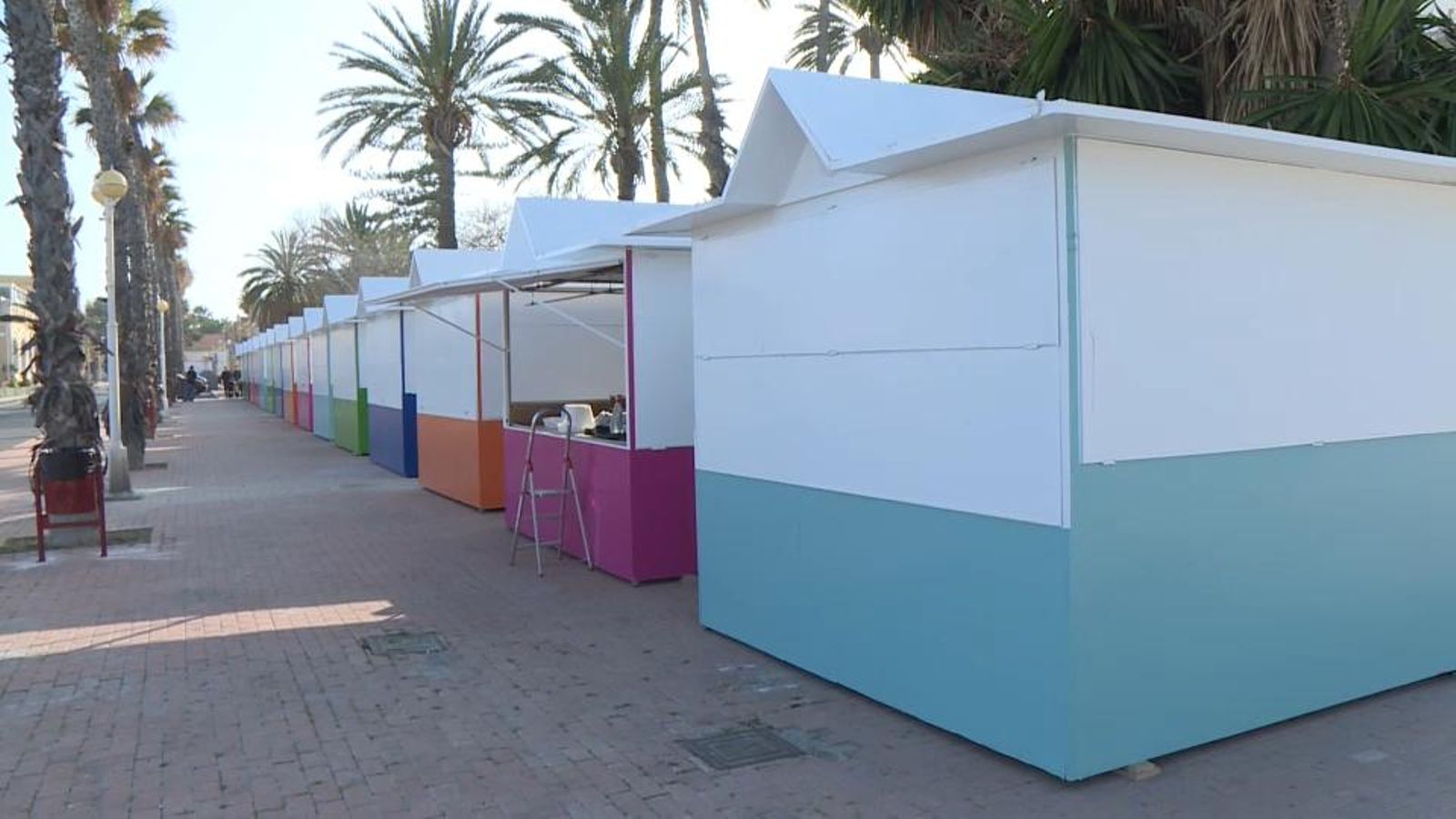 Els hippies de l’Esplanada reobrin les seues parades a Canalejas