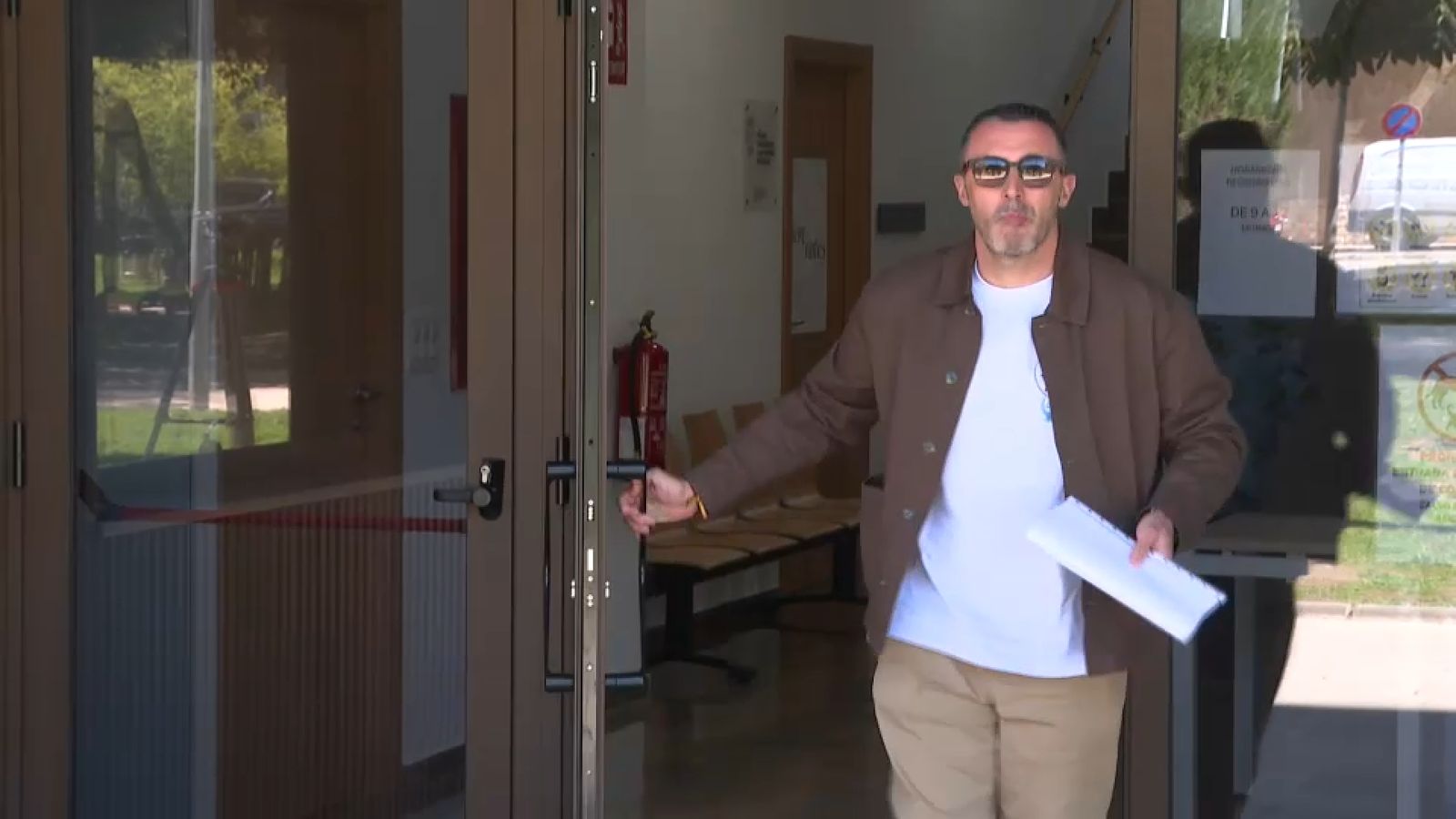 El cap de la unitat de bombers forestals d'Alzira, Alberto Pardo Raso, a l'eixida del jutjat de la dana