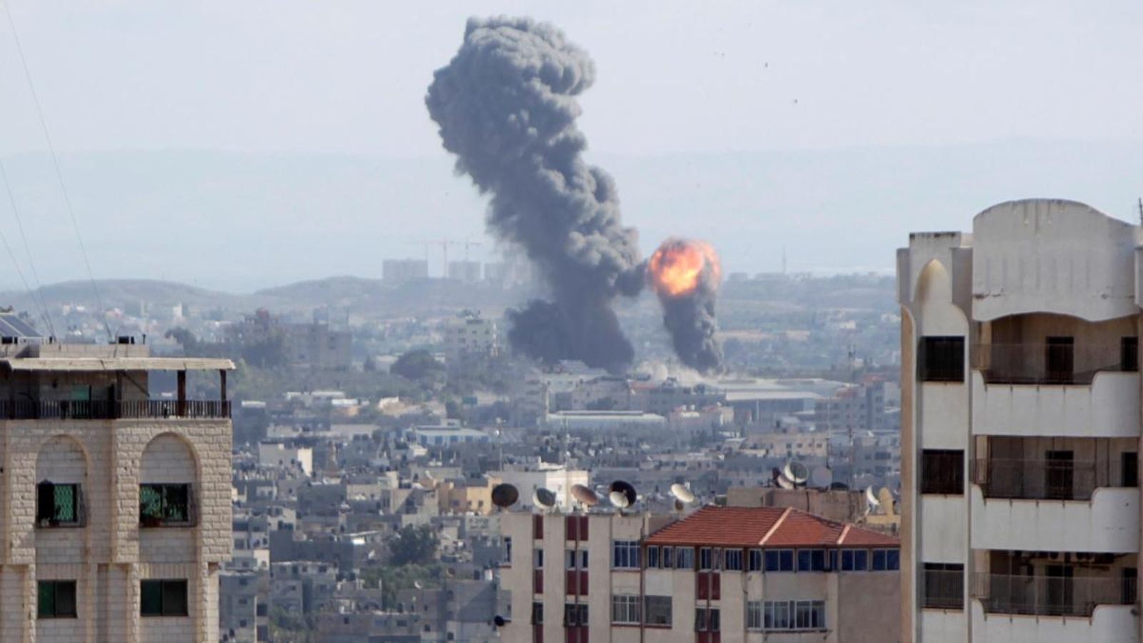 Vista d'una explosió durant el bombardeig d‘Israel a Gaza