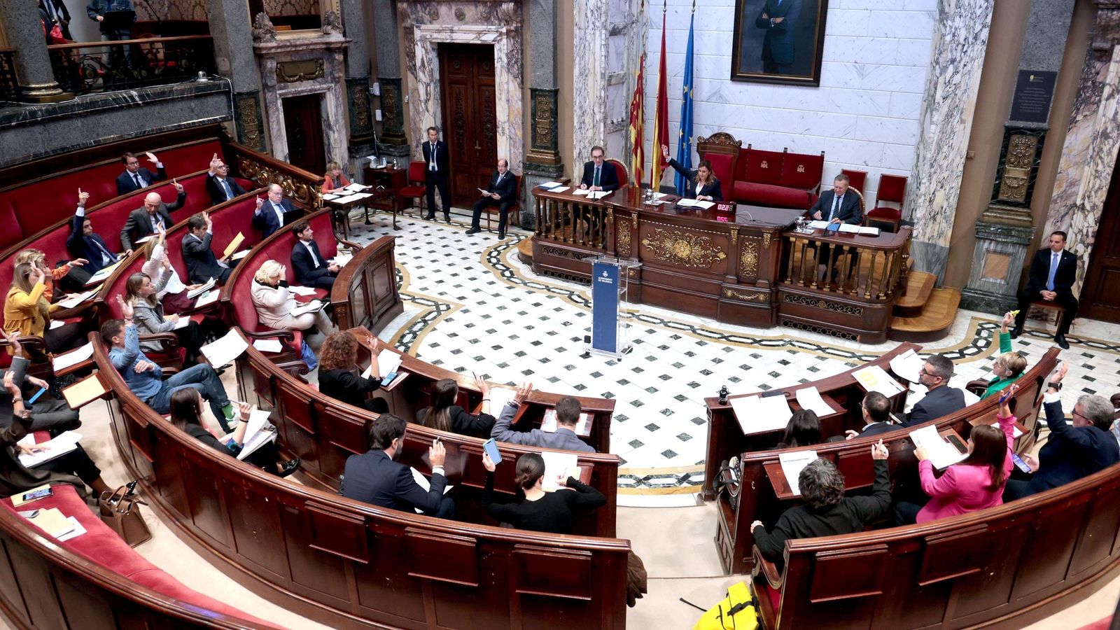 Imatge del ple de l'ajuntament de València en què Vox ha votat contra la ZBE
