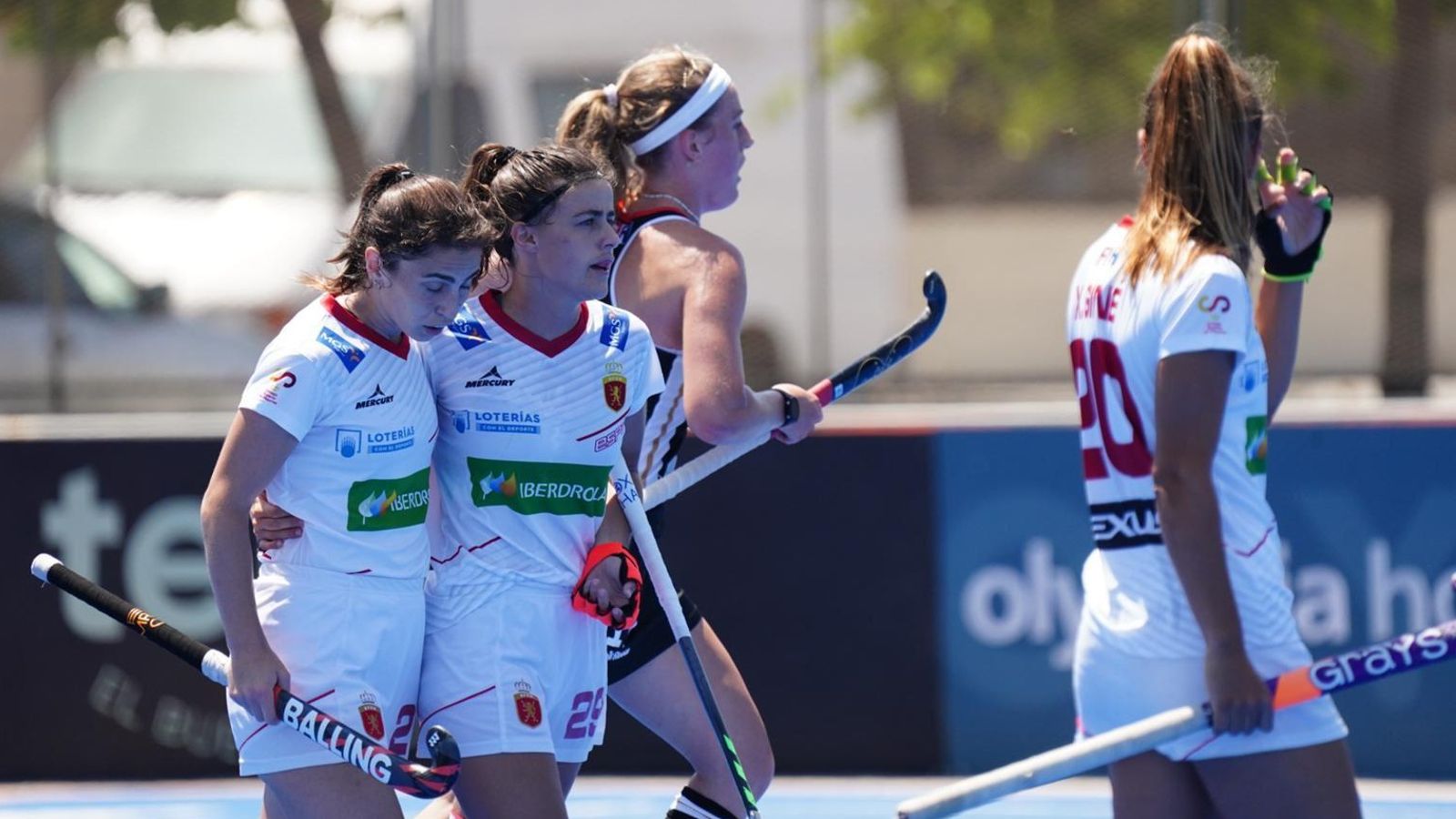 Les jugadores de la selecció espanyola d'hoquei, durant un partit amistós a Beteró (València)