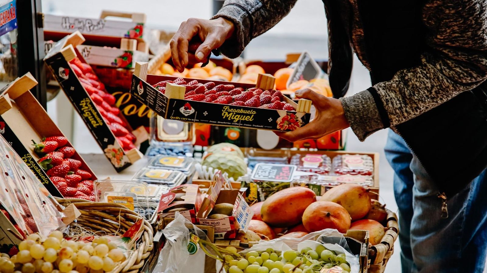 Un aparador de fruita d'un supermercat