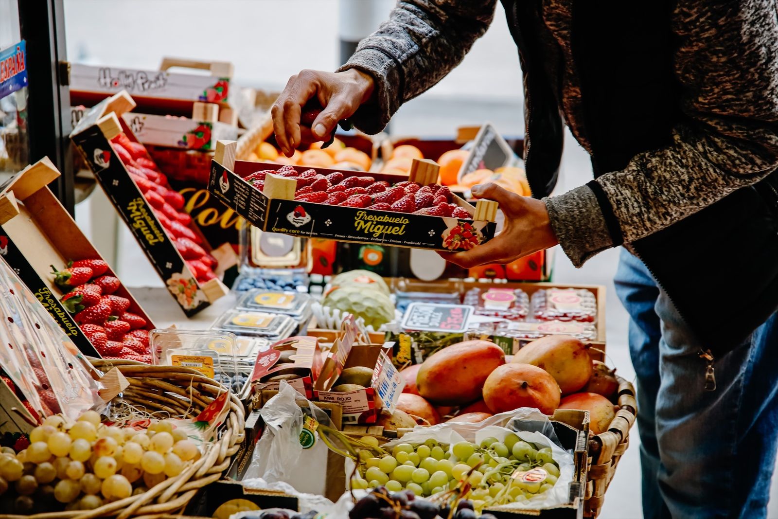 Un aparador de fruita d'un supermercat