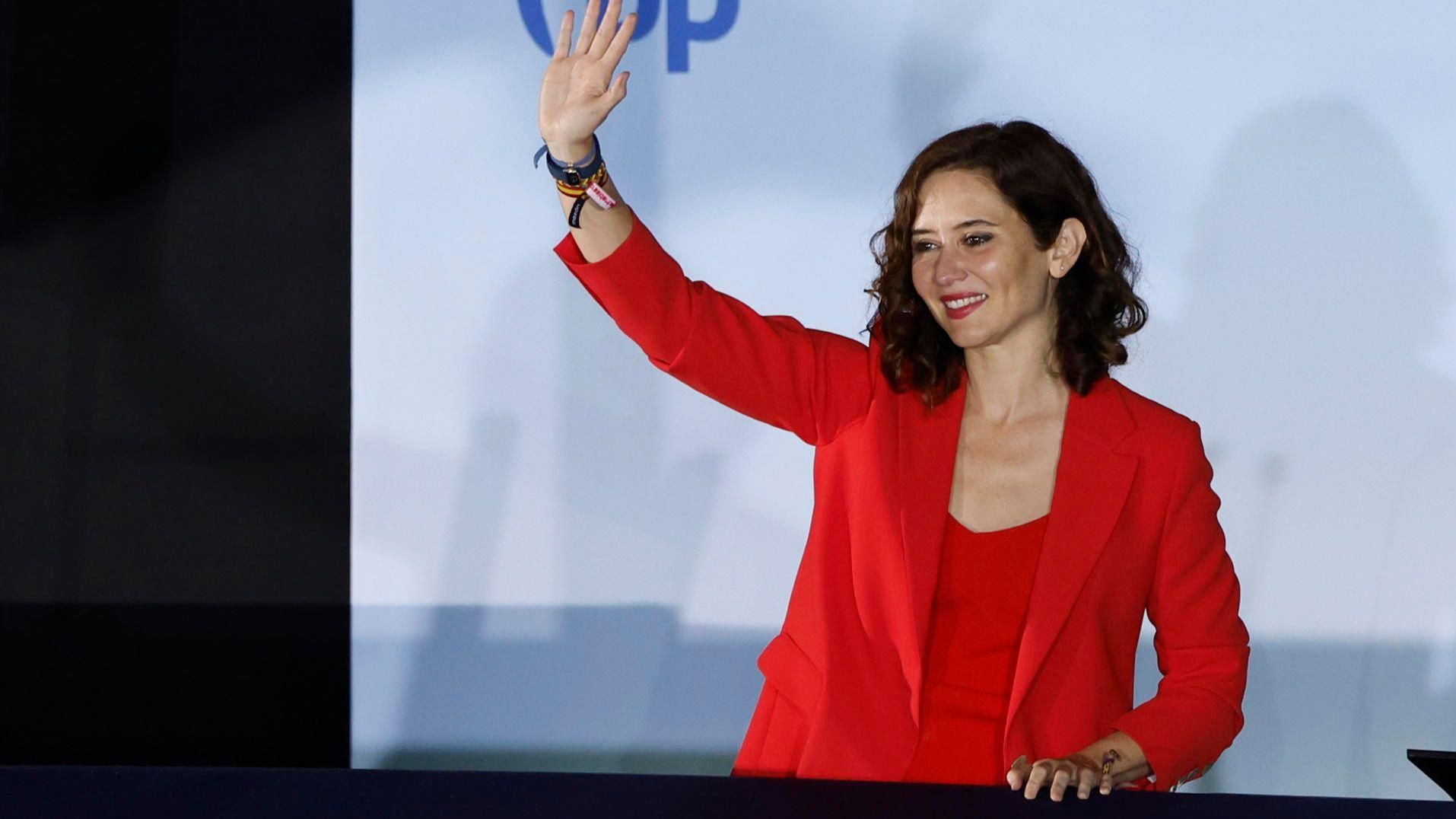 Isabel Díaz Ayuso saluda des del balcó de Génova Isabel Díaz Ayuso saluda des del balcó de Gènova