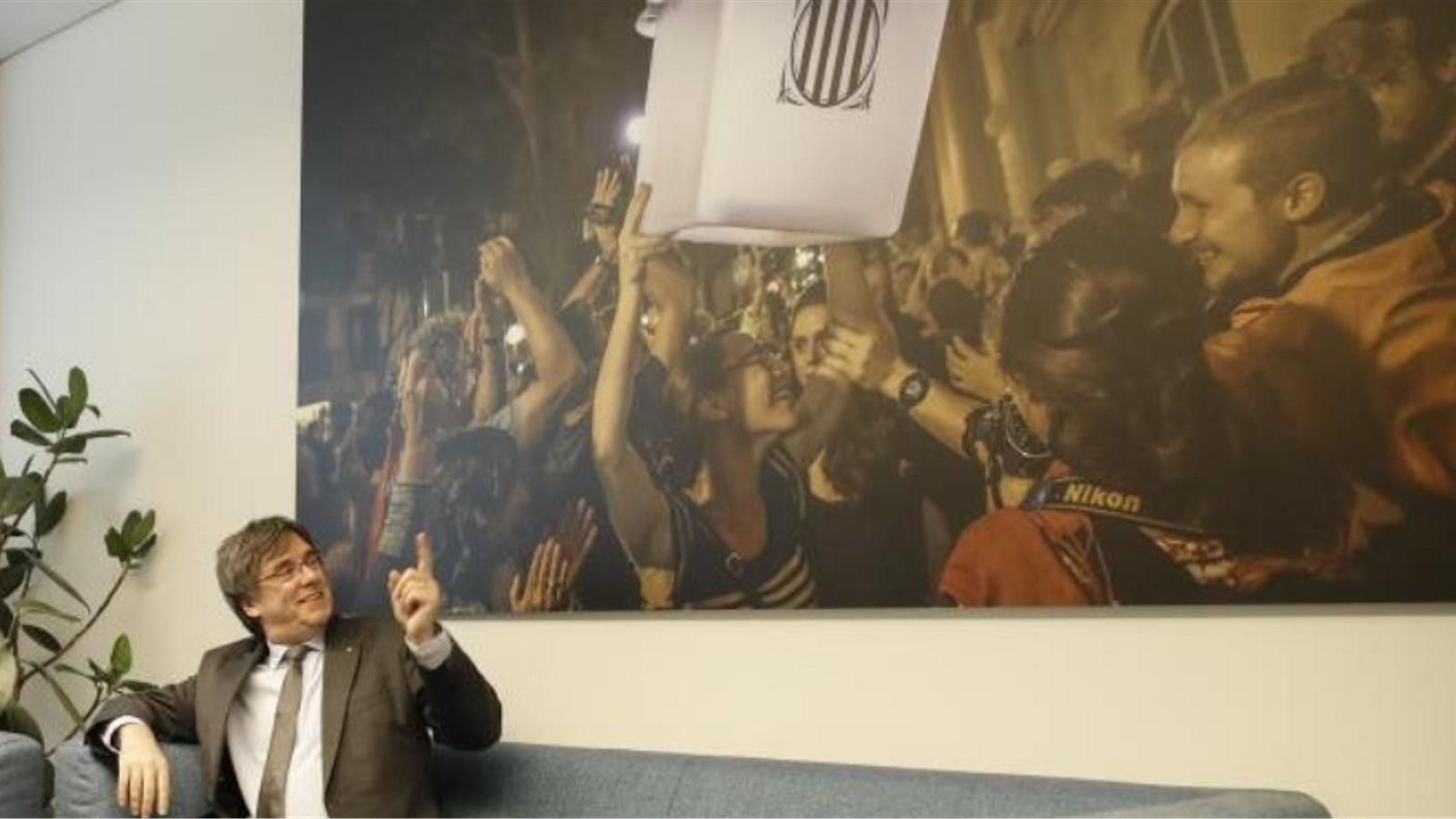 Puigdemont en un despatx del Parlament Europeu amb una foto gegant del referèndum d’independència de l’1 d’octubre / Efe