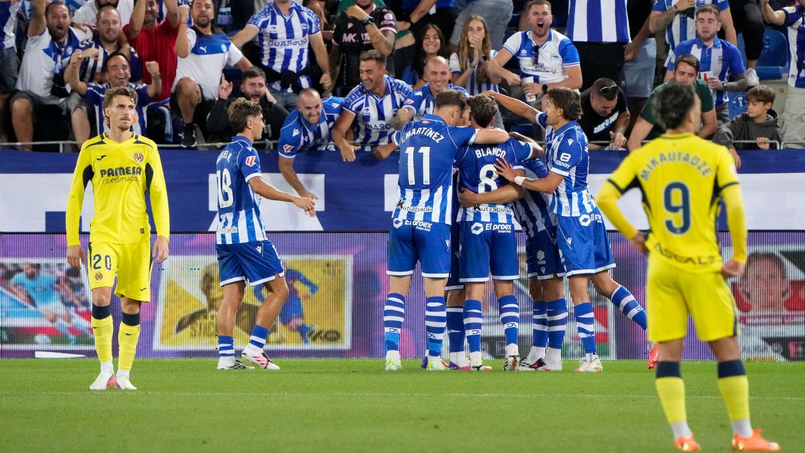 Els jugadors de l'Alabés celebren el gol