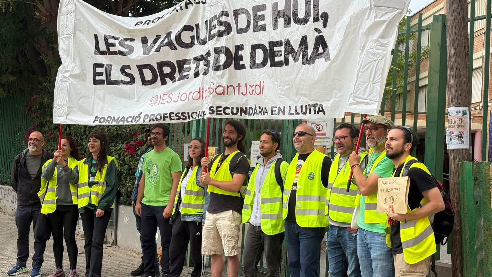 Piquets informatius a primera hora d'este divendres en un IES de València