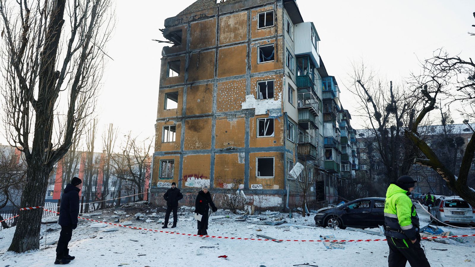 Veïns i agents de policia caminen prop d’un edifici d’apartaments impactat per un dron rus a Kíiv, Ucraïna, el 3 de febrer del 2026. — REUTERS / Valentyn Ogirenko