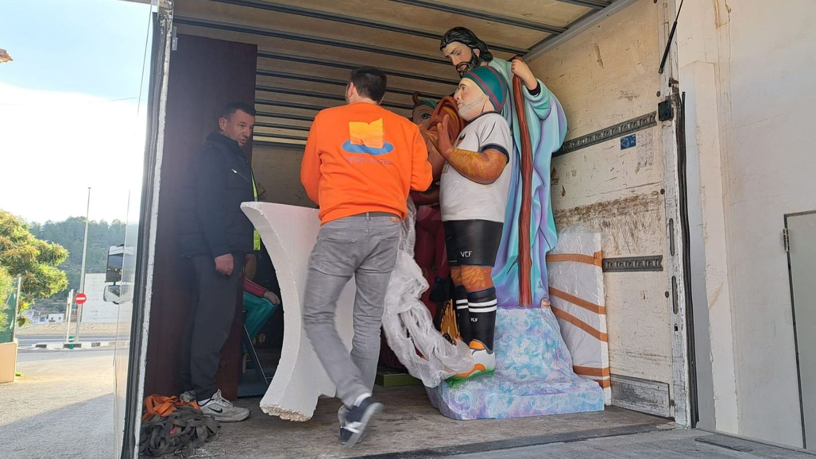 Diversos ninots, dins d'un camió, esperaven ser baixats a la Ciutat de les Arts este dilluns