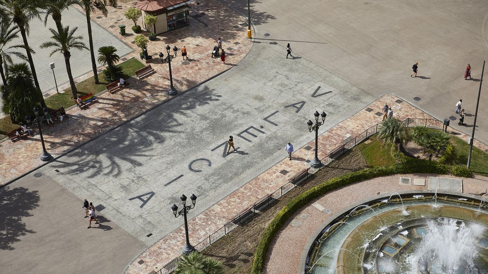 El nom de la ciutat en la plaça de l'Ajuntament