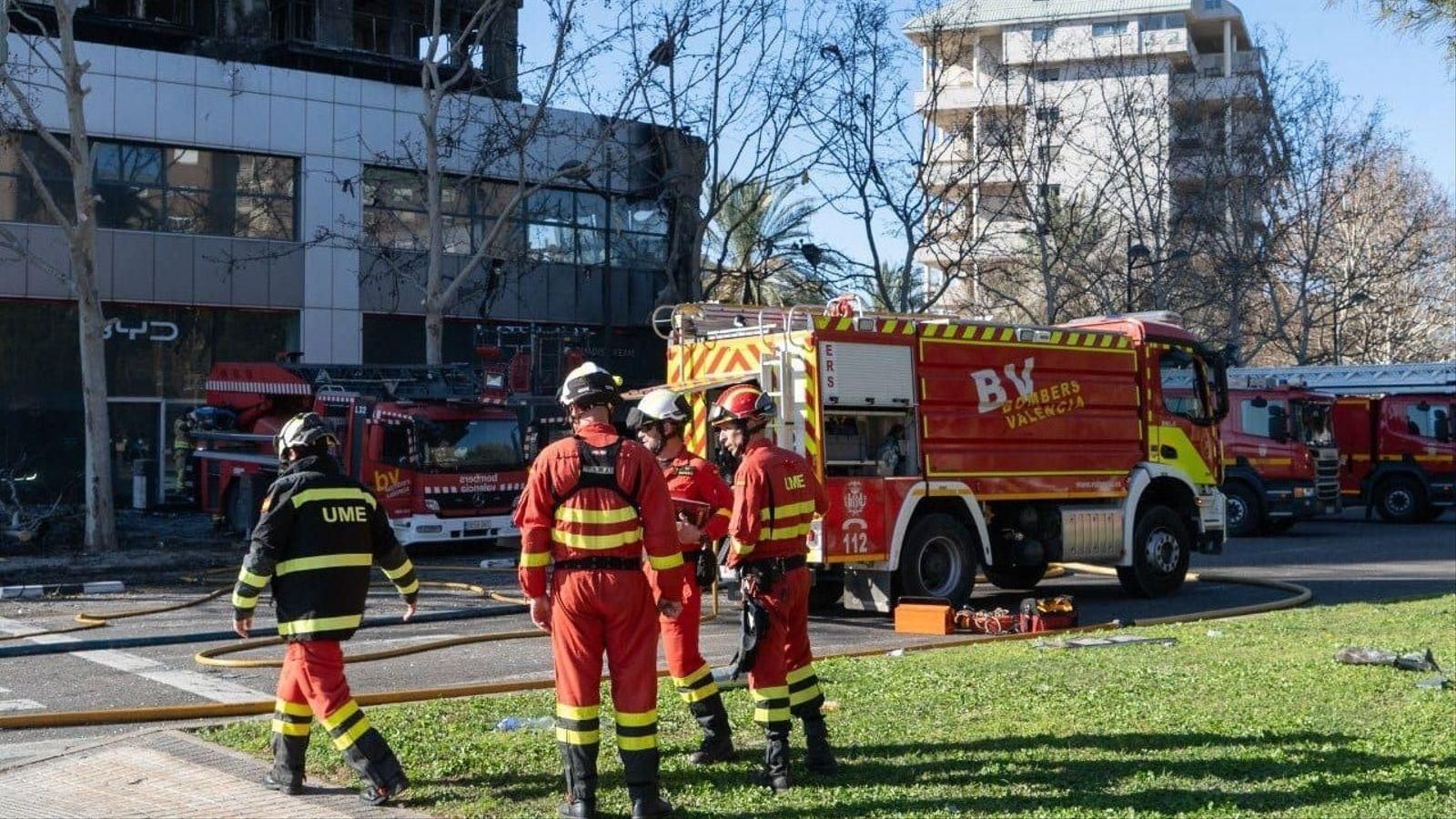 Diversos bombers municipals de València treballen en la zona de la finca incendiada