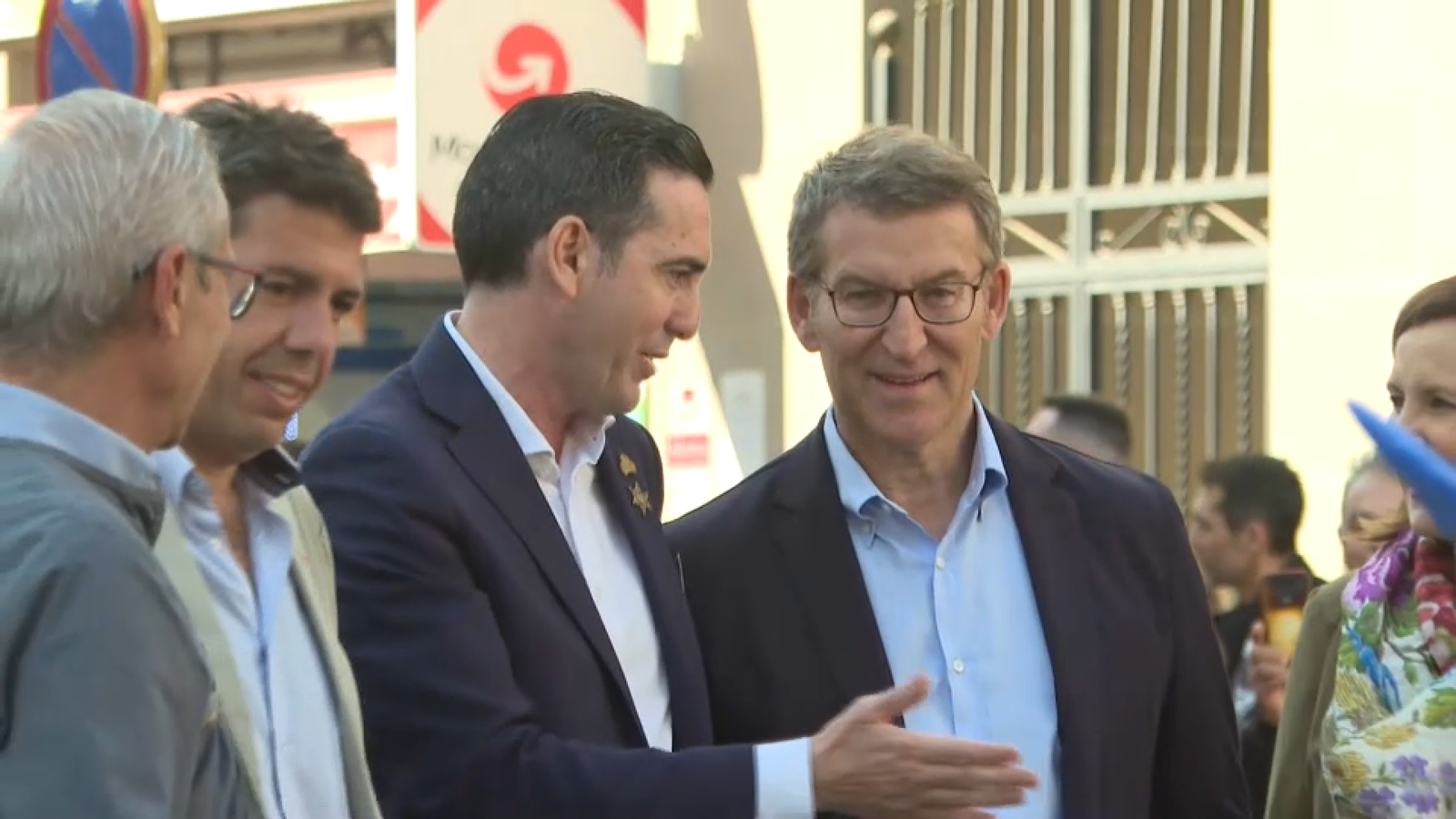 El president del PP, Alberto Núñez Feijóo, amb Carlos Mazón, aquest dijous a les Falles de València