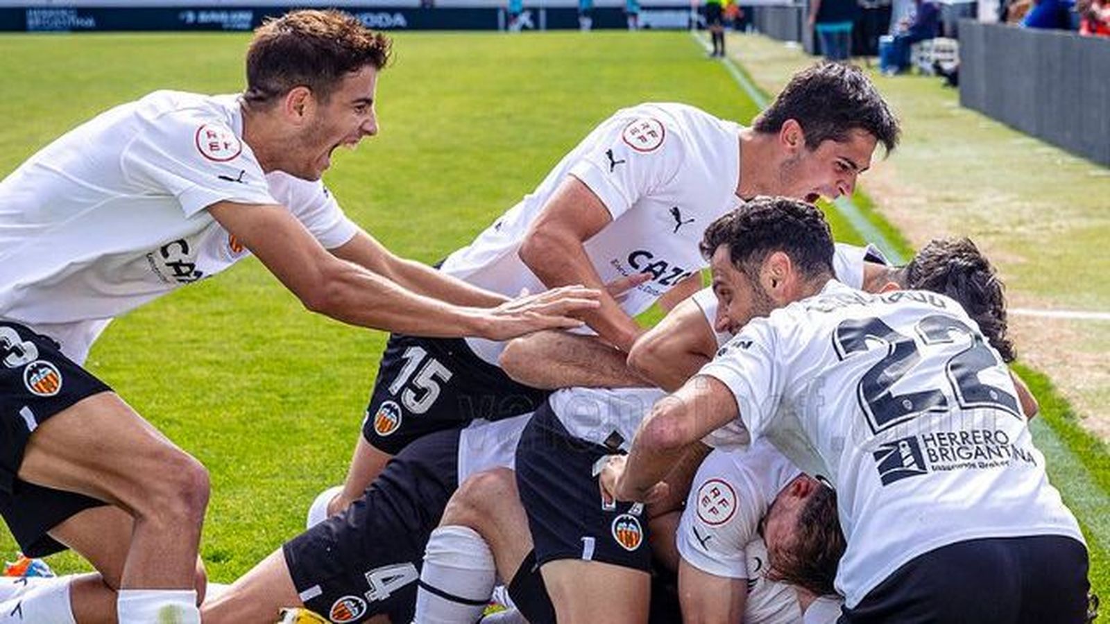 Els jugadors del Mestalla celebren el gol del triomf