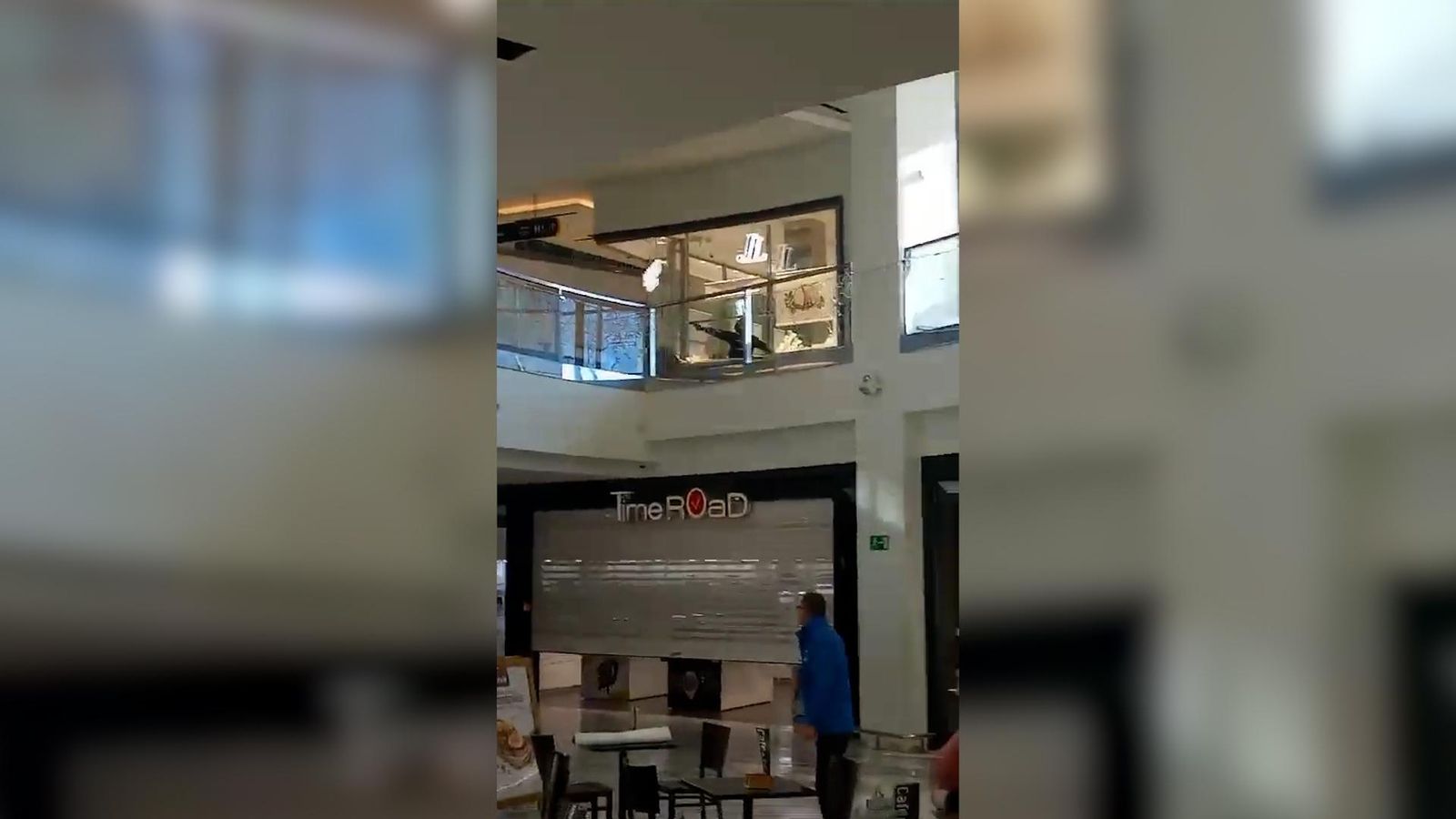 Moment en el qual els lladres ixen del centre comercial la Salera de Castelló