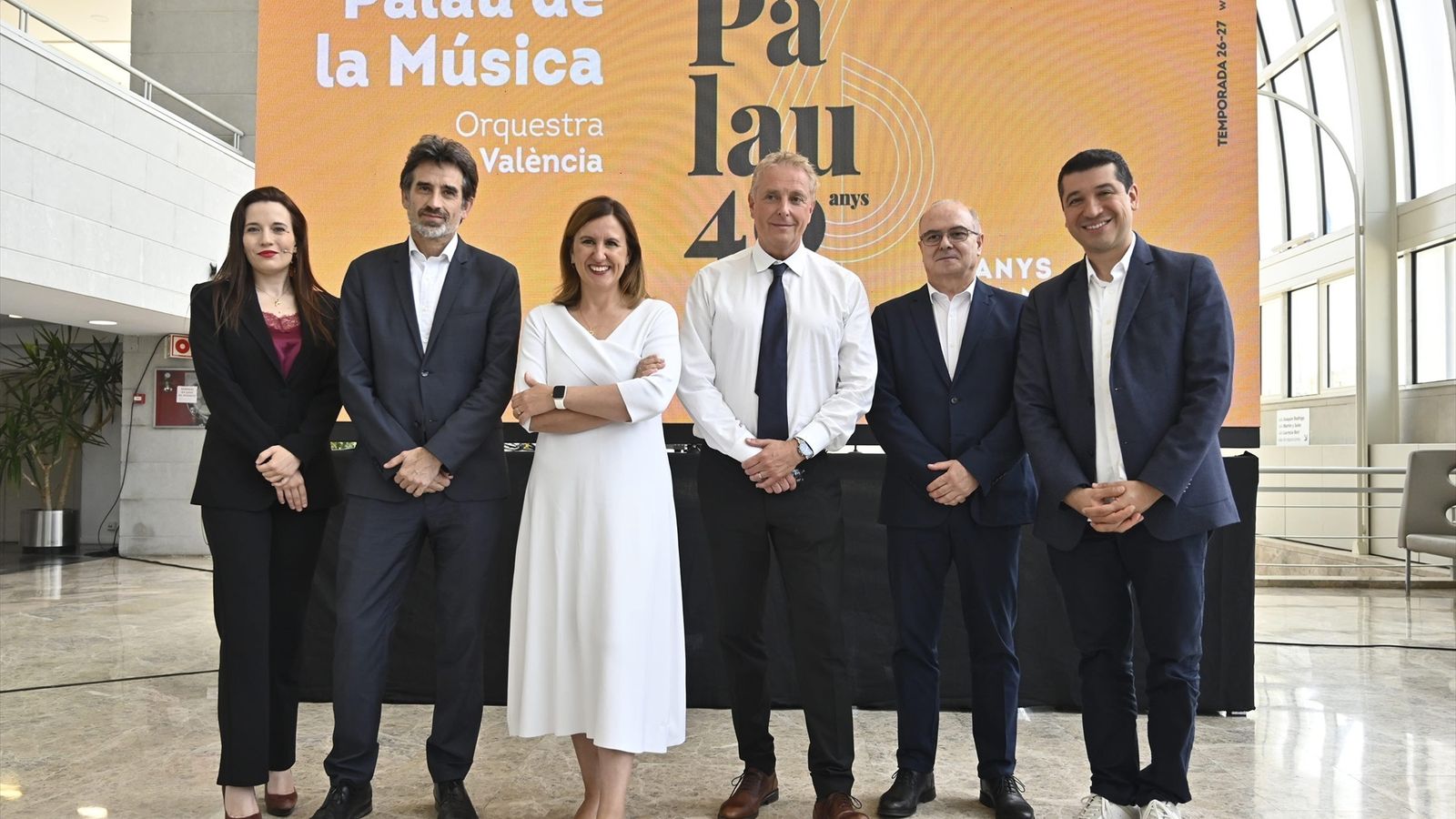 Representants del govern municipal amb el director de la OV Alexander Liebreich, i el director del Palau de la Música,