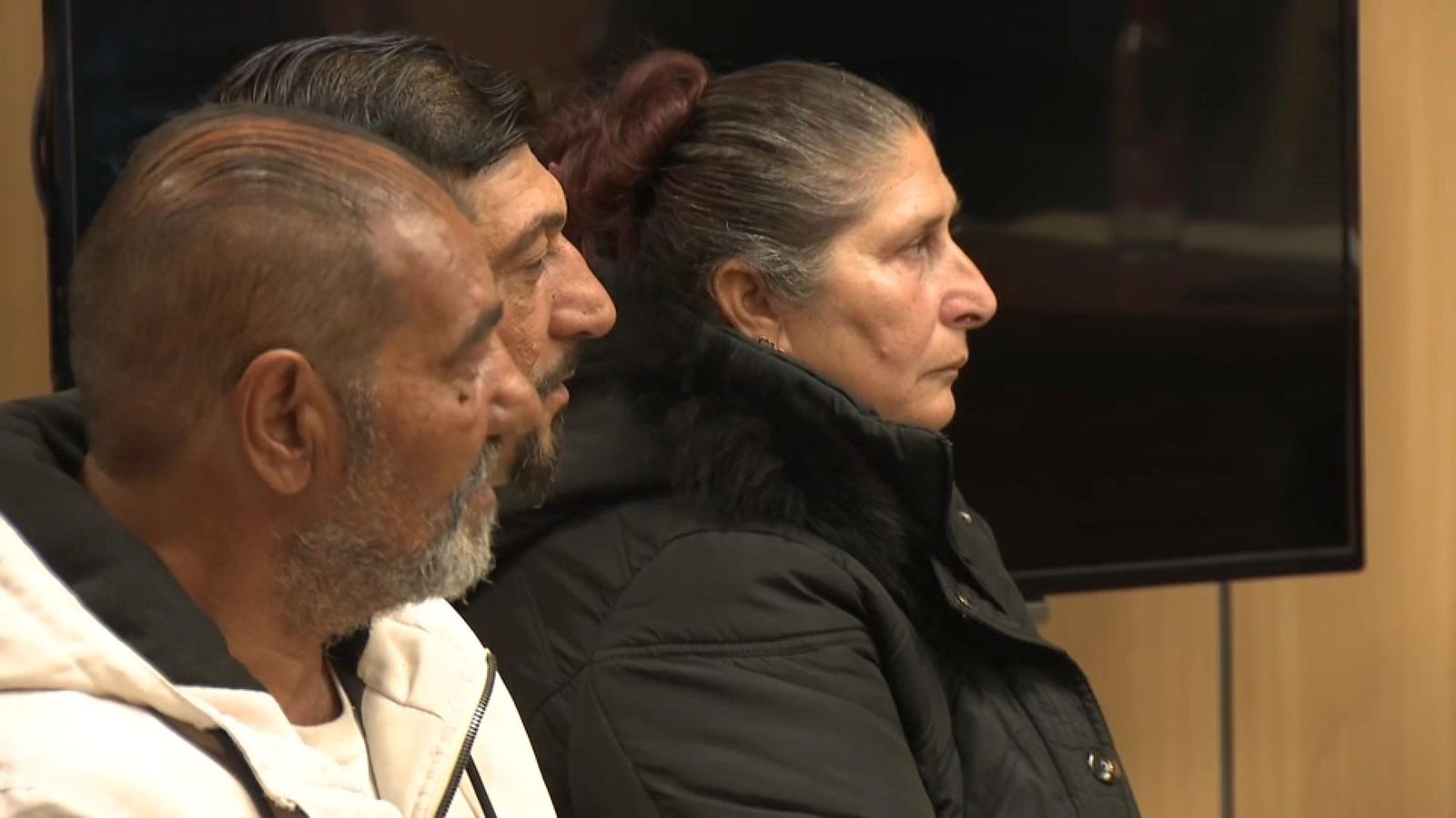 Els tres acusats, dels Bocanegra, assentats al banc dels acusats de la sala de la Ciutat de la Justícia de València aquest dilluns