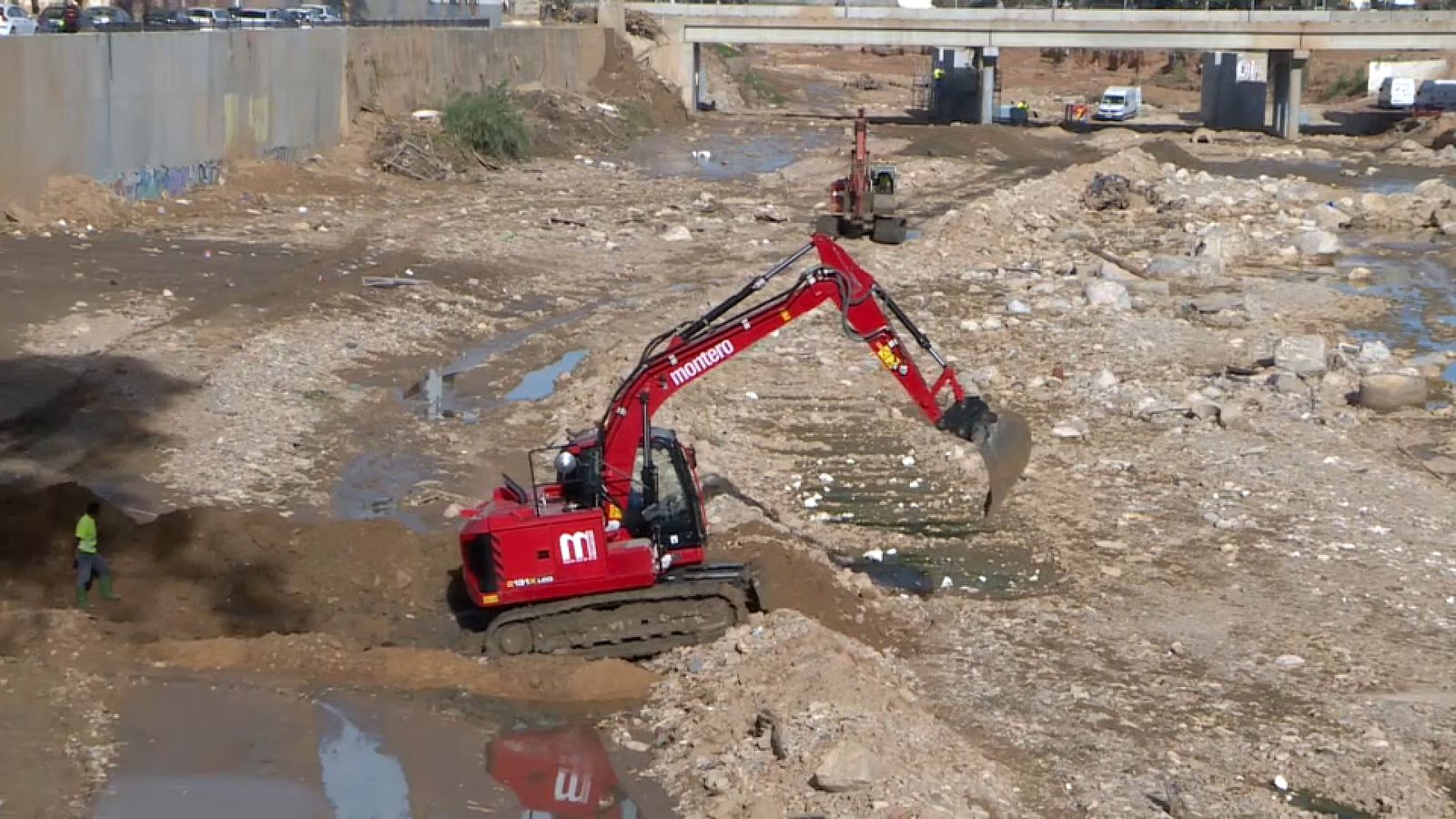 Màquines treballant en la neteja del barranc de Poio, este divendres