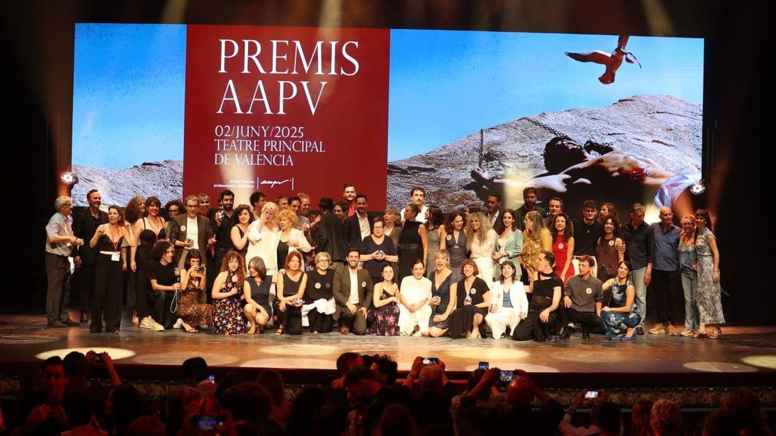 Els guardonats pel AAPV després de la gala que va acollir el Teatre Principal de València