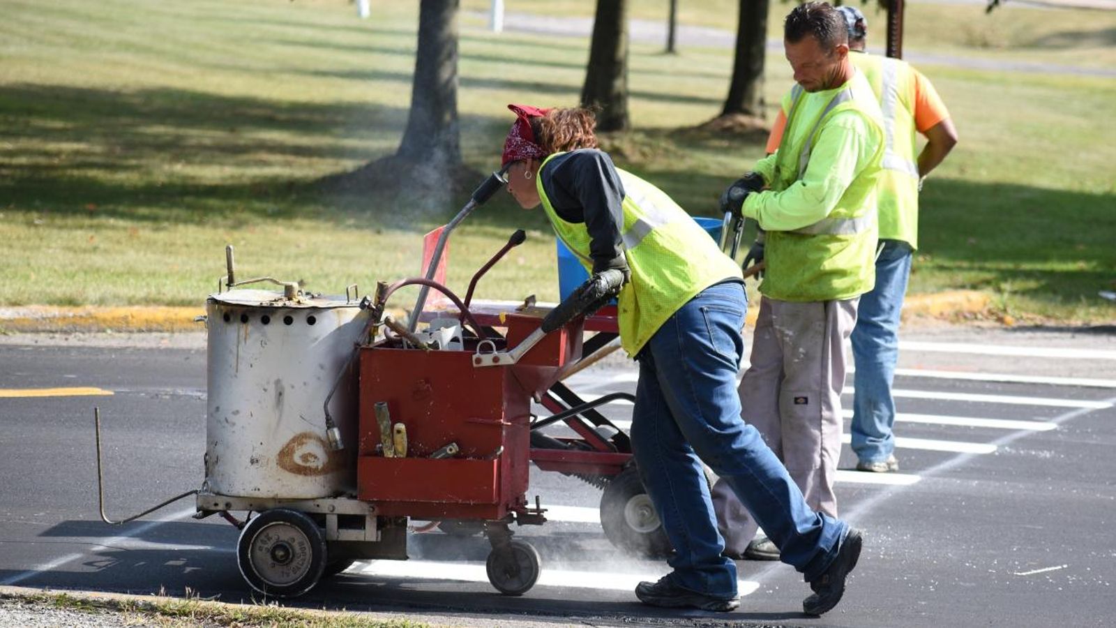 Diversos operaris treballen a la via pública, en una imatge d'arxiu