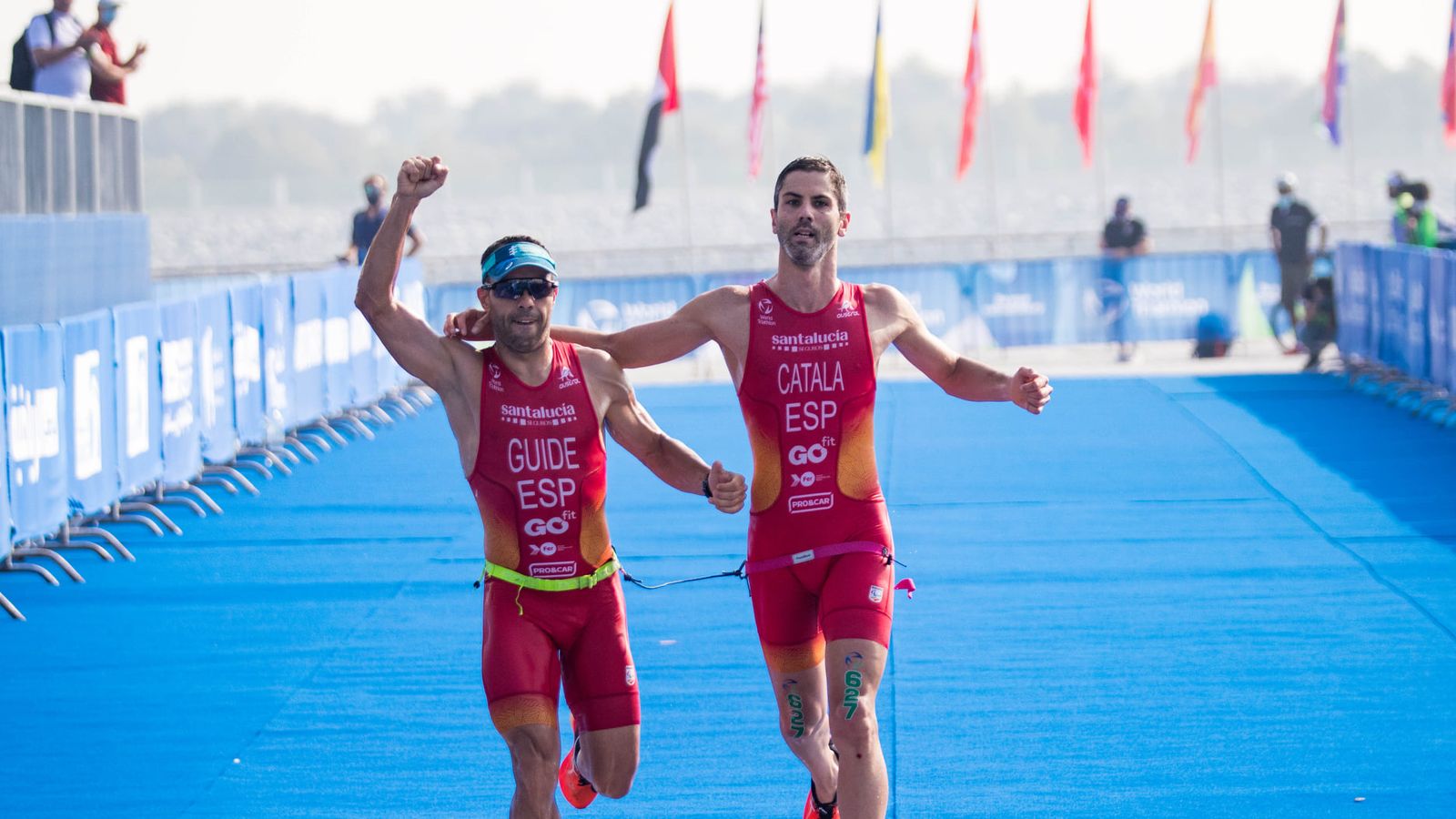 Catalá i el seu guia arribant a la meta