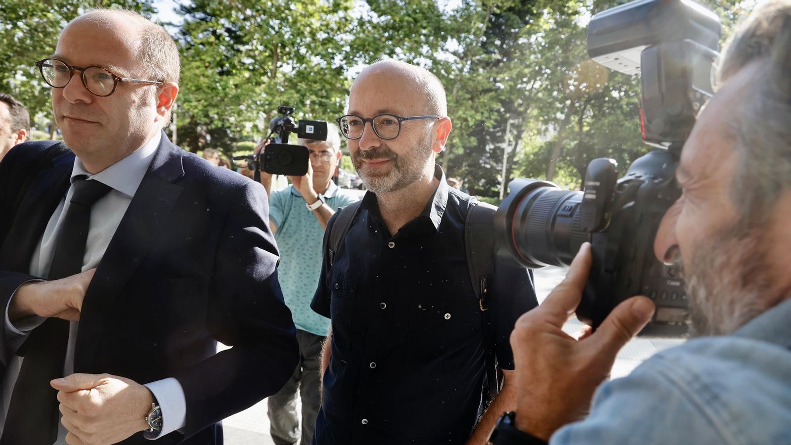 Francis Puig (dreta) i el seu advocat, en arribar a la Ciutat de Justícia aquest dilluns