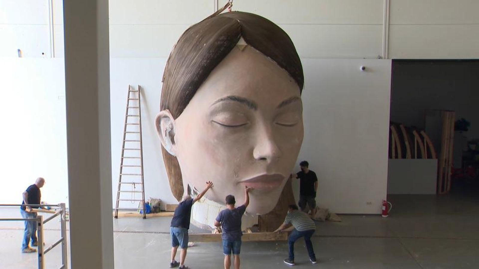 Els artistes fallers arreglen el bust de la figura